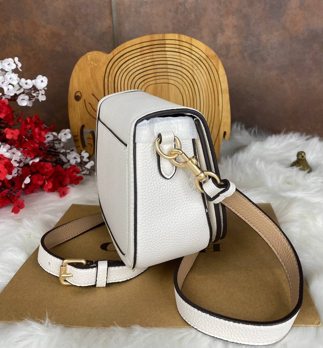 OUTLET 】COACH SADDLE BAG WITH HORSE AND CARRIAGE (COACH C4058) หนังกรวดละเอียดภายในกระเป๋ามัลติฟังก์ชั่น กระดุมแม่เหล็ก ซับในผ้านอกกระเป๋าเปิด สายสะพายถอดได้ สายสะพายยาว 22" สำหรับสะพายไหล่หรือ crossbody