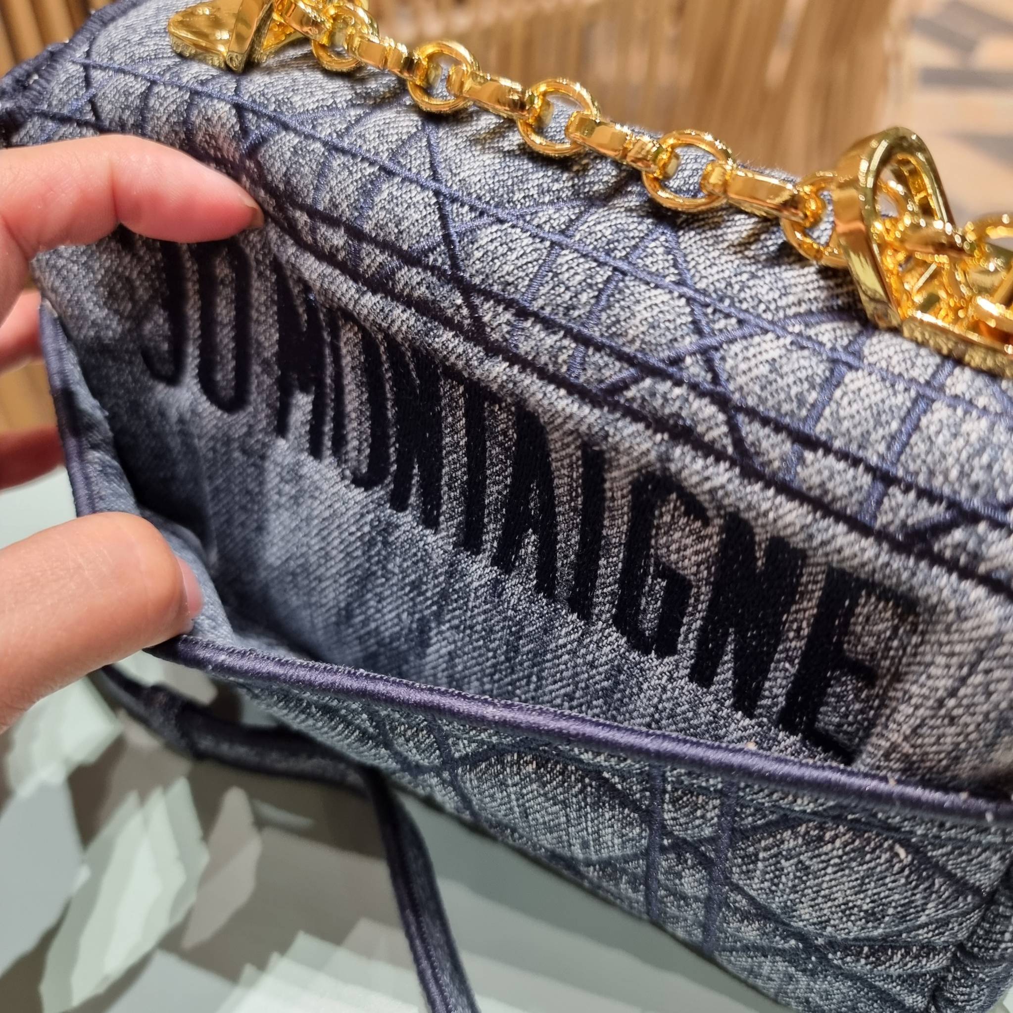 VIP CD SMALL CARO SHOULDER BAG / DIOR CARO / Dior Cruise 2021 Bag กระเป๋าสะพายข้างทรงสวย ดีไซน์ย้อนยุค ที่รอบนี้โดดเด่นเป็นเอกลักษณ์มากๆ ดีไซน์สีเดนิมคลาสสิค เปิด-ปิดด้วยอะไหล่บิดล็อค หรูหรา ใช้งานง่าย วัสดุผ้าเดนิมทนทาน ภายในเป็นช่องโล่ง มีช่องย่อย ด้านห