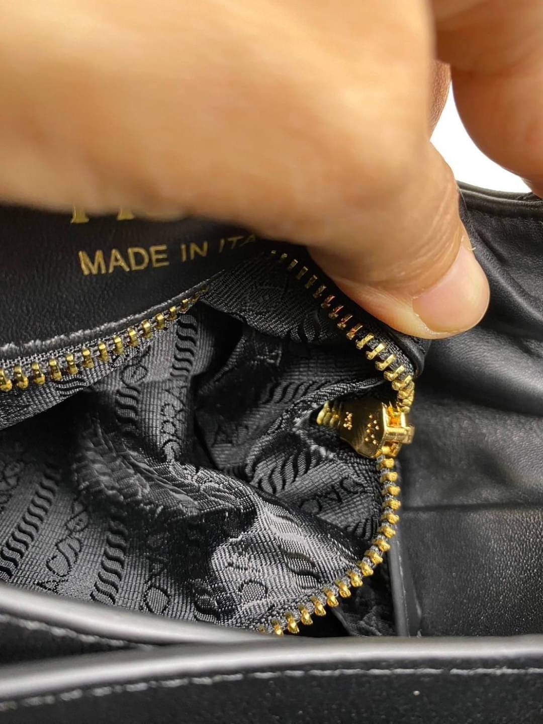 Medium PRADA nappa-leather tote bag with topstitching / PRADA Tote Bag กระเป๋าทรงโท้ท ภายในโล่งกว้าง มีหูจับในตัว ใส่สัมภาระได้เยอะจุใจ พร้อมส่งที่ไทยสวยน่าใช้มากห้ามพลาด!