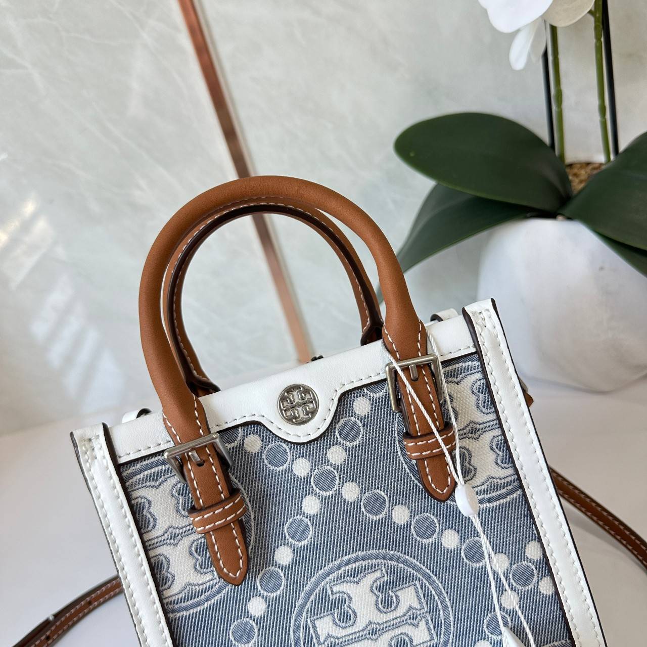 Tory Burch Mini T Monogram Denim Tote / Tory Burch T Monogram Jacquard Denim Mini Tote กระเป๋าทรงโท้ทไซส์มินิ T Monogram รูปแบบคลาสสิค ตัดเย็บอย่างดี คอลใหม่ห้ามพลาดคะ