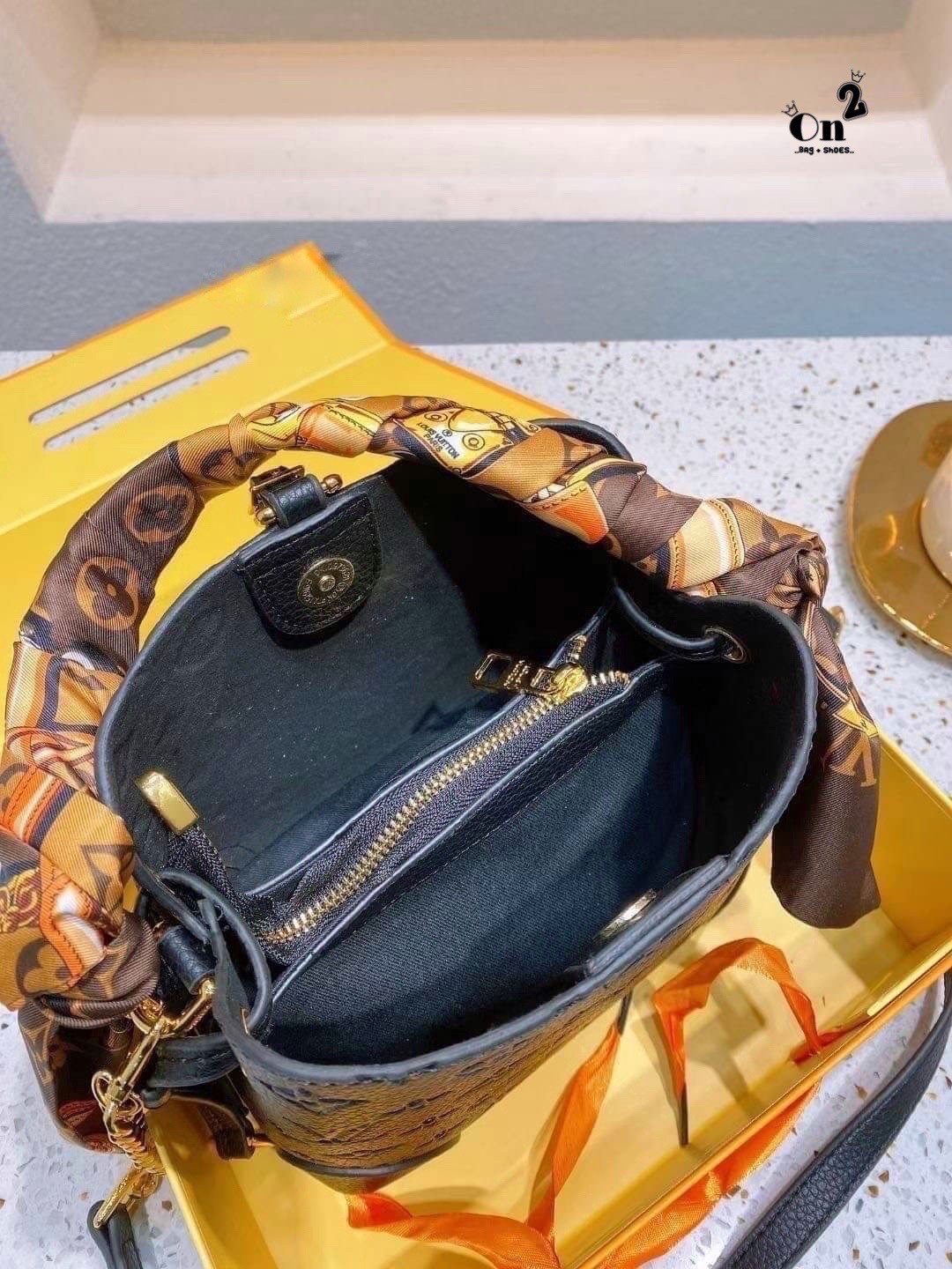 LV NeoNoe Beloved Monogram กระเป๋าสะพายทรงหรูหรา มีสไตล์ เป็นเอกลักษณ์ลงตัวสมบูรณ์แบบ จุของได้เยอะมาก งานปั้มลายโมโนแกรมเต็มใบ ใบจริงสวยมากกกก ได้สวยก่อนใคร ต้องจัดแล้วจ้า พร้อมส่งความสวยที่นี่ ที่เดียว!!