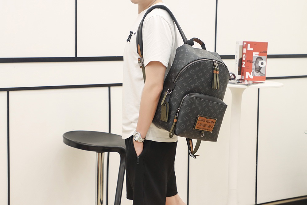 LV Discovery Backpack / LV Backpack in Black กระเป๋าเป้ งานปั้มแบรนด์ ใช้ได้ทั้งชายหญิง ภาพถ่ายจากงานขายจริง ใช้งานต่างประเทศได้