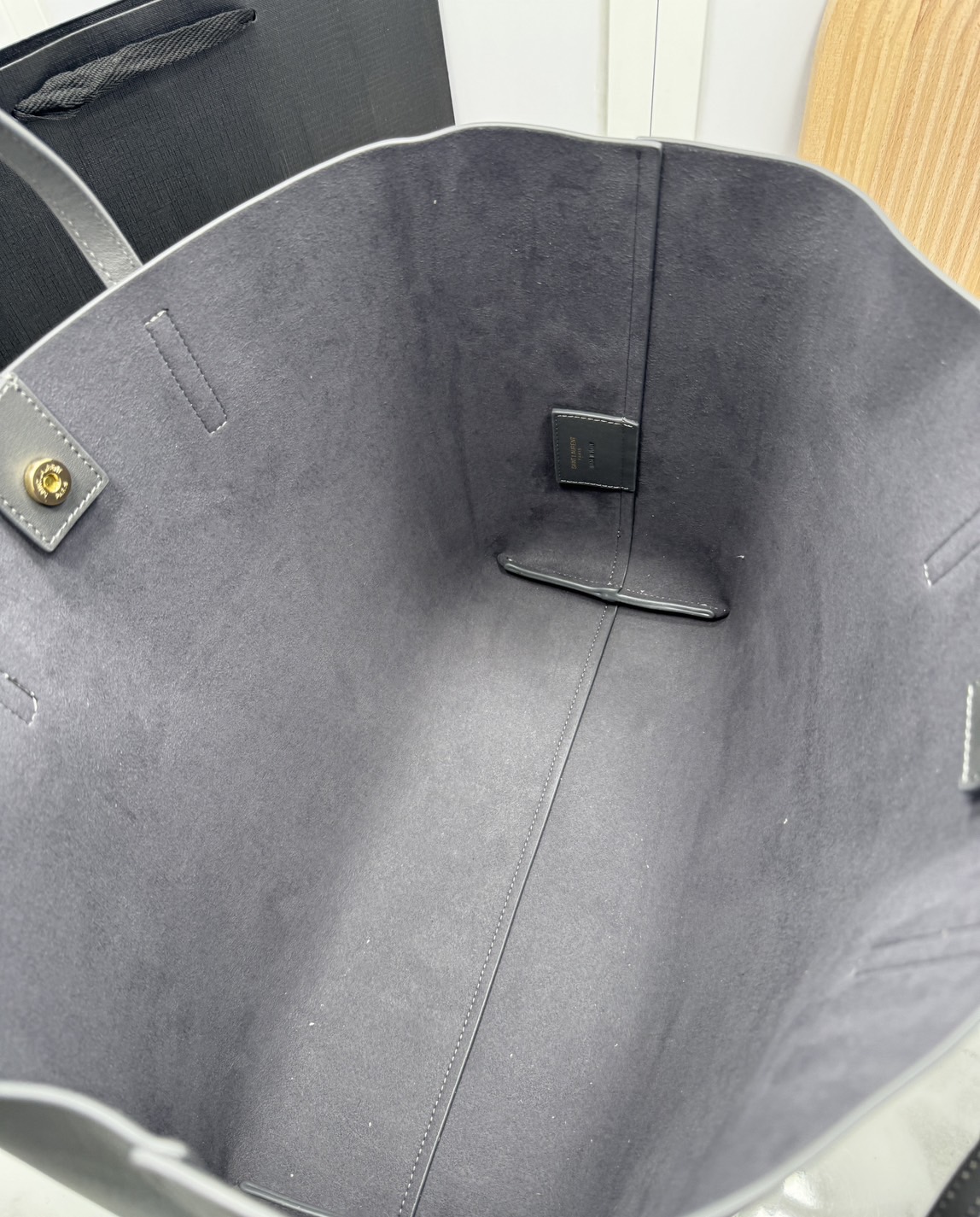 YSL Shopping Large Tote Bag กระเป๋าทรงโท้ทใบใหญ่หนังแท้ ภายในโล่งกว้าง จุของได้เยอะ เรียบหรูทรงสวย ดีไซน์ออกมาให้ใช้งานได้ทุกลุค ทุกโอกาส สวยคมชัดทุกสี