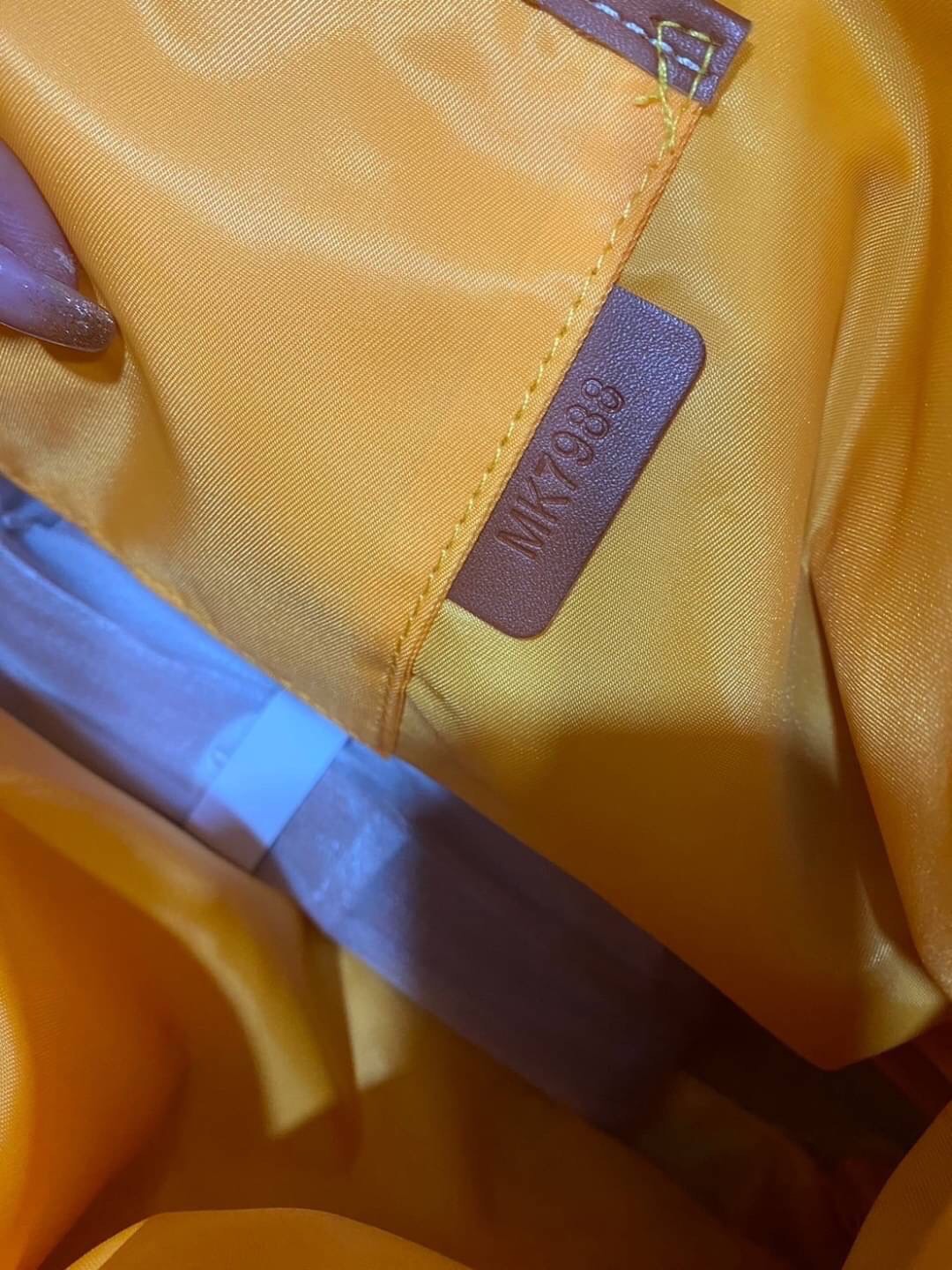 Goyard Boeing Travel 55 Duffle Bag กระเป๋าเดินทางใบใหญ่ ดีไซน์สวยคลาสสิกเป็นเอกลักษณ์ ไอเท็มที่จะทำให้การเดินทางไม่ธรรมดาอีกต่อไป ด้วยดีเทลความเป็นเอกลักษณ์ เรียบแต่หรู ภายในจุของได้เยอะมาก ใหญ่จริง!! ใบนี้คุ้มค่าราคามากๆ