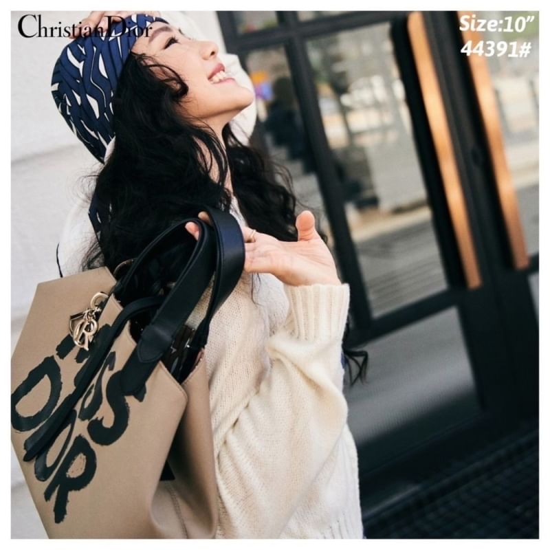 Dior Toujours Tote Bag Graffiti Printed กระเป๋าทรงโท้ทรุ่นใหม่สุดฮิต พร้อมใบเล็ก ดีไซน์ใหม่ล่าสุด ที่มีทั้งความละมุนและหรูหราในตัว ใช้งานง่าย ด้านในกระเป๋ากว้างมาก จุของได้สบายๆ