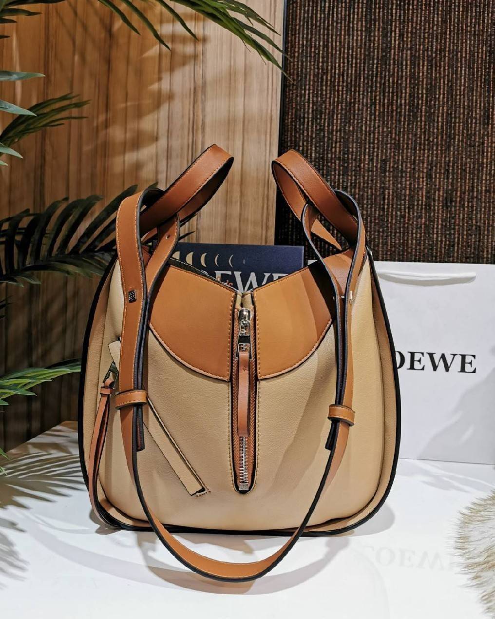 LOEWE Hammock Small leather and canvas LOEWE HANDLE & SHOULDER BAG GIFT WITH PURCHASE (GWP) กระเป๋าถือหรือสะพายหนังแท้พรีเมี่ยมกิ๊ฟ Limited จาก LOEWE PERFUME DUTYFREE รุ่น Rare items สุดๆวัสดุหนังแท้ Calfskin หนังสวยดีไซน์มีเอกลักษณ์ ใบใหญ่กำลังดี น้ำหนัก