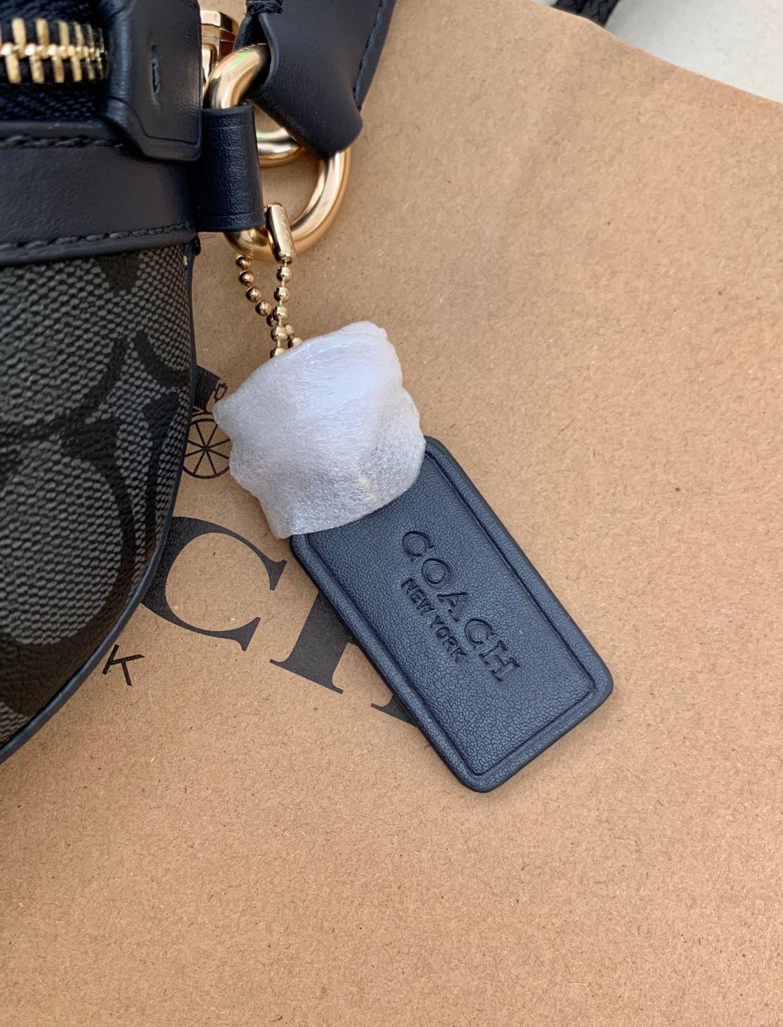 COACH BELT BAG ((39937)) กลับมาอีกครั้ง สวยเหมือนเดิมค่ะ😘 กระเป๋าคาดอก//คาดเอว หนังแท้นิ่ม สวยงามค่ะ ด้านหน้ามีช่องซิป ใส่กระเป๋าเงินใบกลางได้;มือถือได้ทุกรุ่น;พาสปอร์ตได้ค่ะ ด้านหลังมีช่องซิปให้อีกช่องใส่ของจุกจิก สายคาดเลื่อนปรับได้ฟรีไซด์ตามขนา