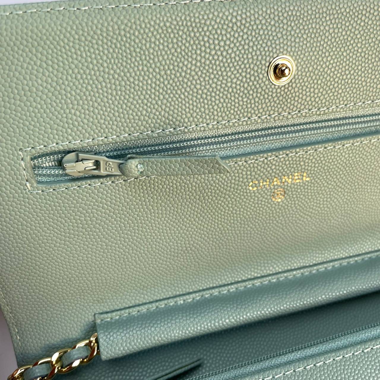VIP 】หนังแท้ CHANEL WOC style โทนสีพาสเทล กระเป๋าสะพายทรงสวยตลอดกาล วัสดุหนังลายคาเวียร์ เนื้อนุ่ม อยู่ทรงคุณภาพดีตามแบบฉบับของแบรนด์ น้ำหนักเบา ด้านหน้ามีโลโก้แบรนด์อะไหล่หรู มีช่องใส่บัตร ใส่ของจุกจิก เปิดปิดด้วยฝาปิดกระดุม ซับในหนัง ตัวจริงสวยมากๆถูกใจ