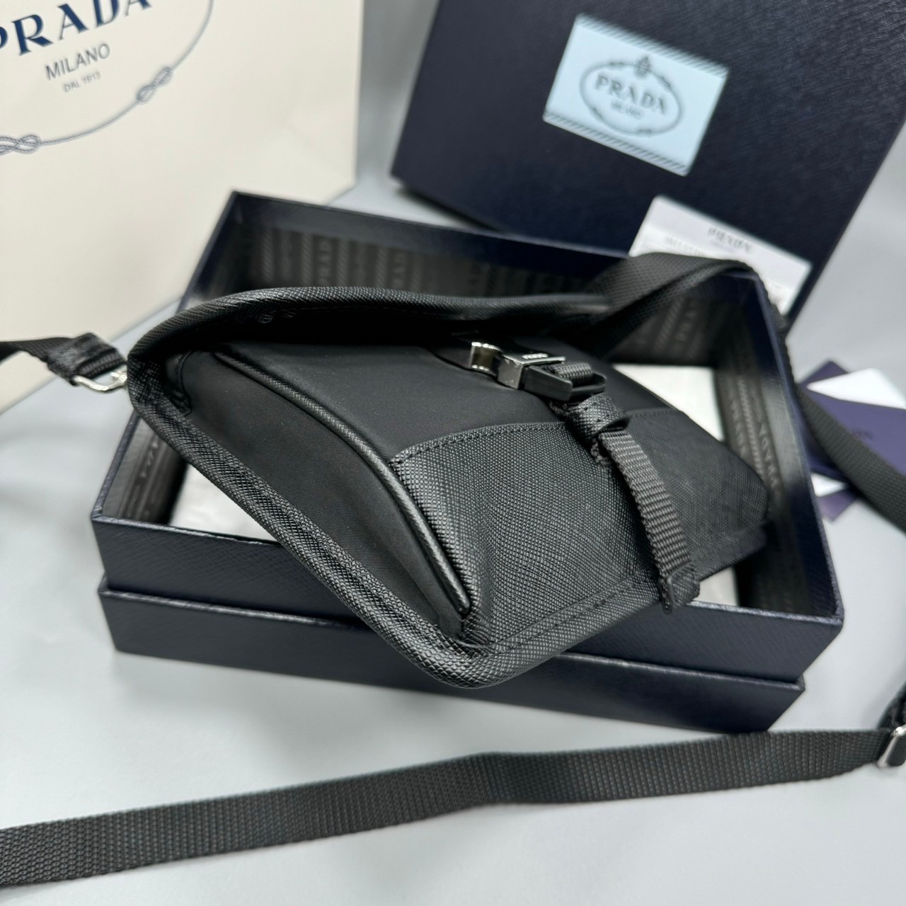 PRADA Re-Nylon and Saffiano leather smartphone case / PRADA Crossbody Nylon Men Bag กระเป๋าสะพายใบกะทัดรัด เป็นใบที่ท่านชายควรมีมาก งานสวยเท่ห์ ใช้ได้ทั้งชายหญิง เหมาะกับ everyday look มากๆค่ะ