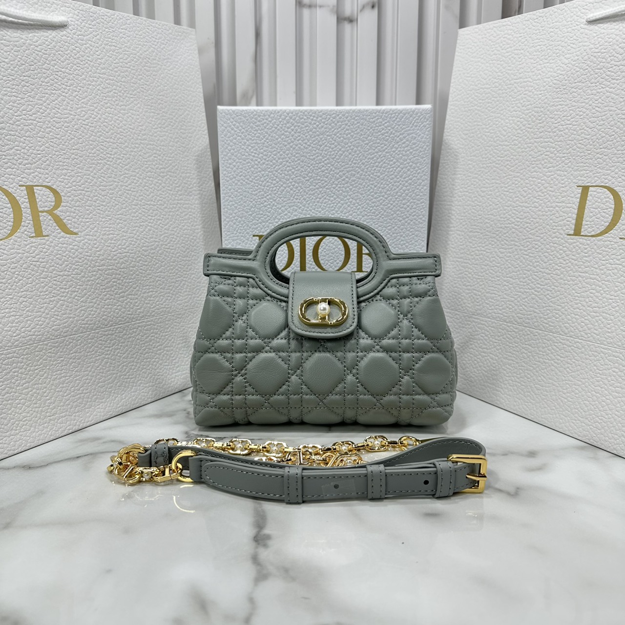 ORI หนังแท้ | Dior Jolie Top Handle Mini Bag กระเป๋าสะพายโจลี่ไซส์มินิหูจับในตัว ดีไซน์หรูหรา โดดเด่นด้วยฝาพับโลหะสีทอง ประดับมุกเรซินสีขาว มาพร้อมสายโซ่มีหนังรองบ่า สะพายไหล่หรือสะพายข้างได้ ทั้งกลางวันและกลางคืน