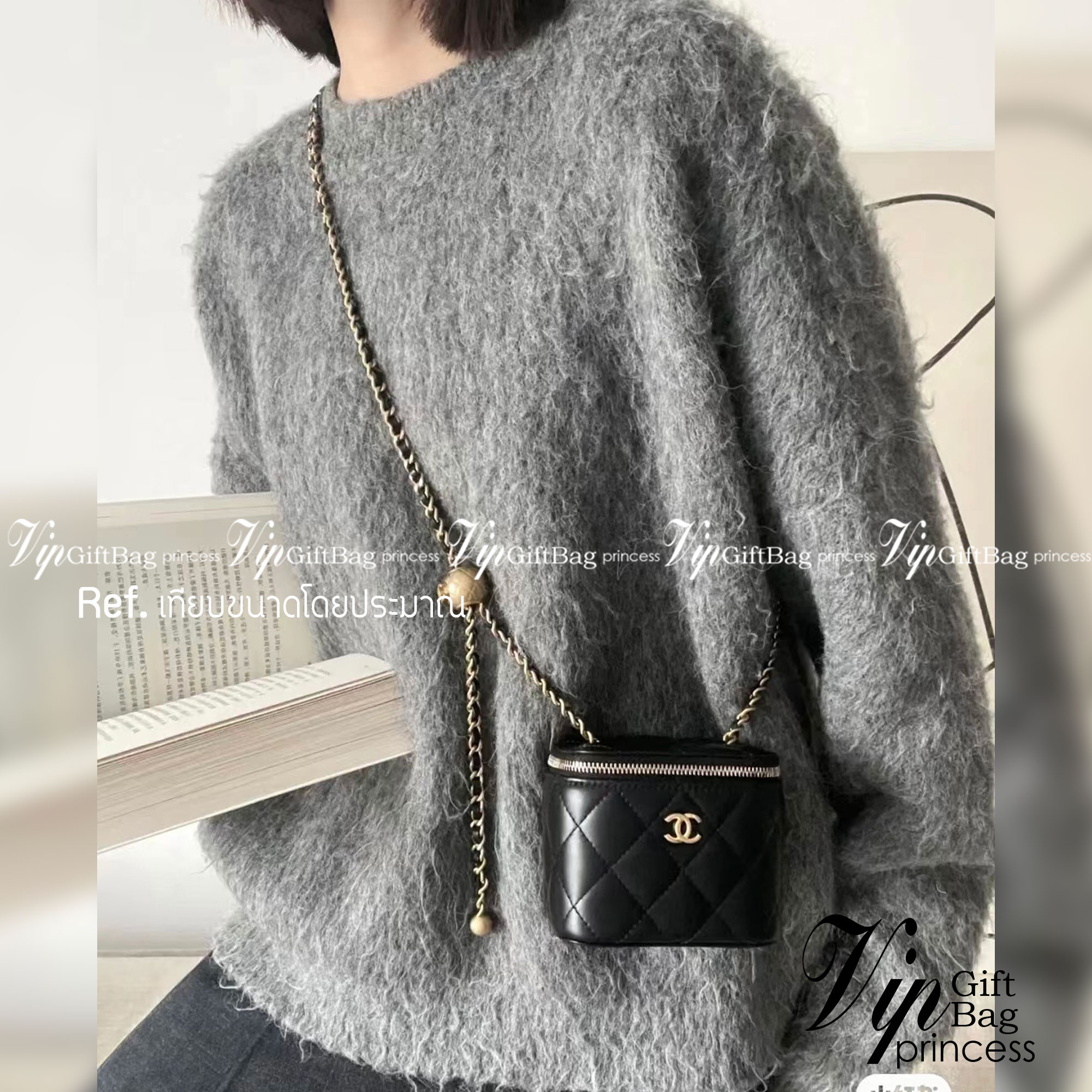 CHANEL Pearl Crush Vanity Case With Classic Chain / Chanel Vanity crossbody bag ฮอตสุด น่ารักสุด กระเป๋าทรงกล่องใบเล็กน่ารัก มี 2 ขนาด งานหนังสวย ตอบโจทย์และครองใจสาวๆ ได้อย่างแท้จริง ดีไซน์เรียบหรู มาพร้อมโลโก้อะไหล่ทองเพิ่มความโดดเด่น เป็นอีกรุ่นที่สาวๆ