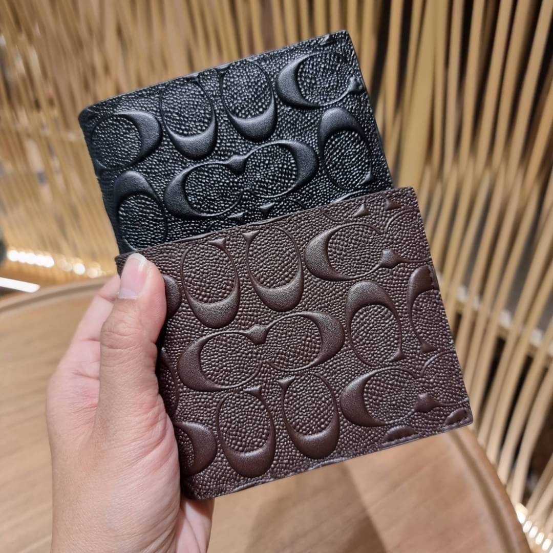COACH 75371 COMPACT ID WALLET IN SIGNATURE CROSSGRAIN LEATHER กระเป๋าสตางค์ผู้ชาย ลาย c นูนเต็มใบ หนัง crossgrain อีกรุ่นที่ยอดขายไม่เคยตก 🤑🤑 ใบจริงดูผู้ดี ดูแพง!! ภายในมีช่องใส่บัตรได้เยอะ ใส่ธนบัตรได้ทุกใบ ซื้อให้คุณหนุ่มๆรับรองประทับใจไ
