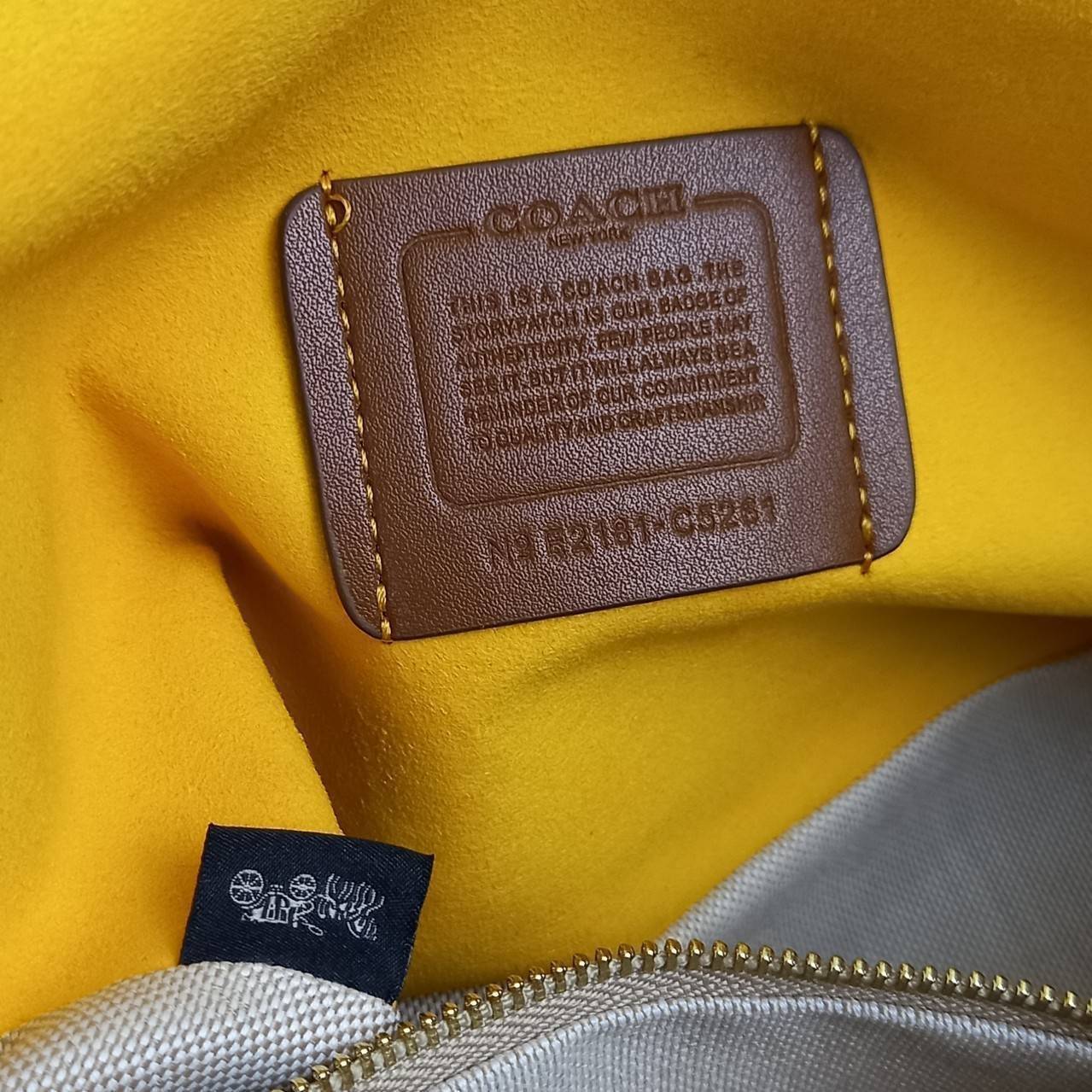 COACH BOND BRIEF IN SIGNATURE CANVAS (COACH F23212)🍁 หนุมๆสาวๆ สาวก Unisex พลาดไม่ได้เลย ลุยงานได้จริง รุ่นนี้เลย//วัสดุแคนวาส ผสมกับหนังแท้ คุณภาพ ทนทาน หนาแน่น ใส่เอกสาร ใส่โน๊ตบุ๊ค ลุยงานได้แบบ Real life จริงๆ ฟังก์ชั่นครบมาก >>มีสายสะพาย