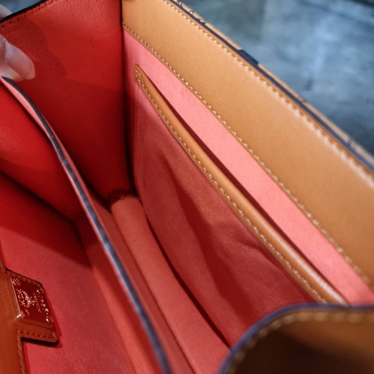 M.C.M PATRICIA SHOULDER BAG IN VISETOS กระเป๋าสะพายไหล่/ข้าง ดีไซน์ได้อย่างมีสไตล์ ดูมีสเน่ห์ด้วยทรงกระเป๋าที่โค้งบริเวณฐาน ให้ความรู้สึกนุ่มนวลมากขึ้น ใบนี้แมทช์ได้กับทุกลุค เท่ๆ casual หรูหรา หวานๆ ก็ทำให้โดดเด่นได้ด้วยไอเท็มนี้ วัสดุหนังแคนวาสคุณภาพดี 