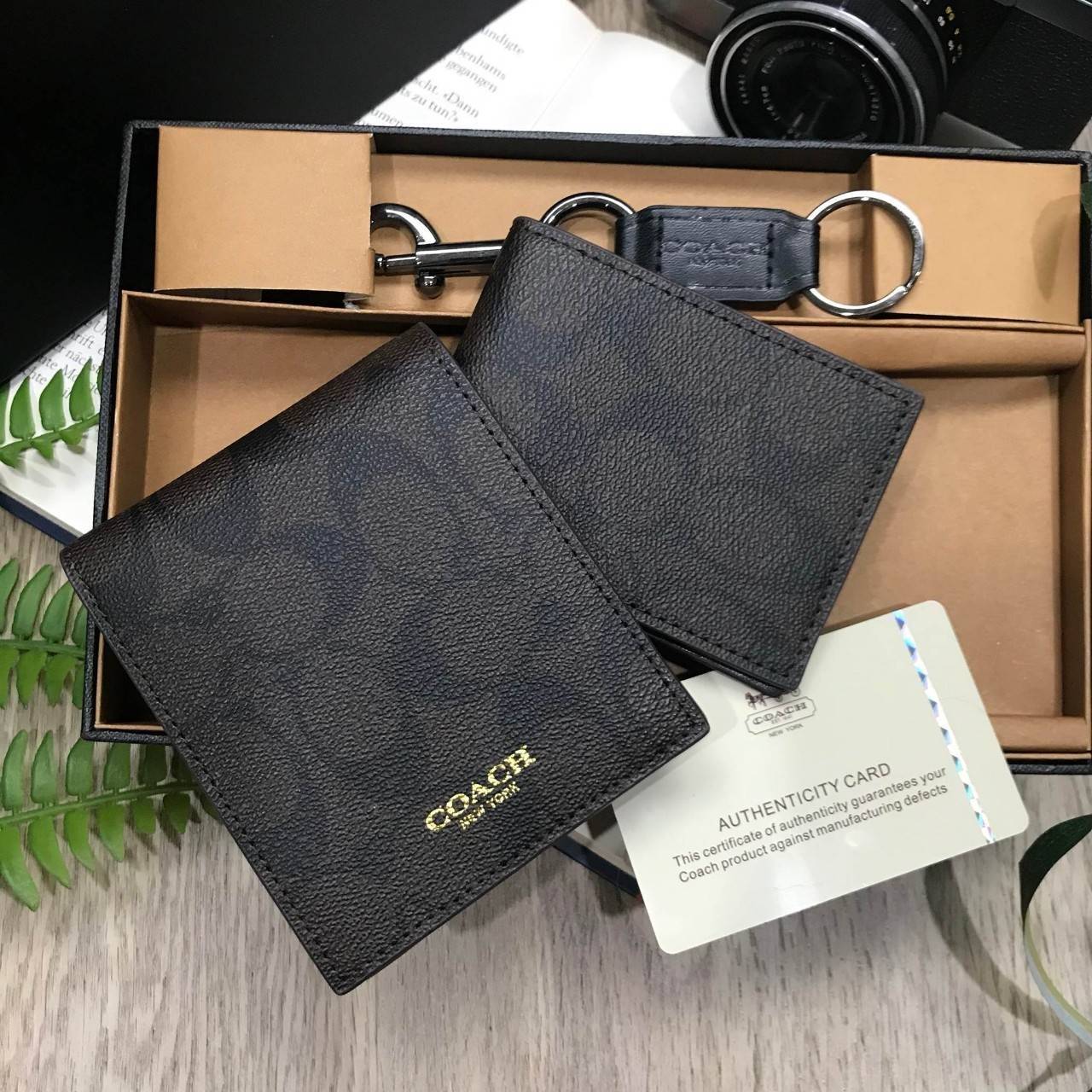 COACH FACTORY SHORT WALLET WITH CARD POCKET & KEY CHAIN Value set & 3 in 1! กระเป๋าสตางค์ใบสั้น + กระเป๋าใส่บัตร และพวงกุญแจ วัสดุหนังแท้ลายแบรนด์รอบใบ ภายใน มีช่องใส่ธนบัตร,บัตร บุผ้าลายแบรนด์ มาาพร้อมอุปกรณ์ ครบ set จะมอบเป็นของขวัญหรือใช้เองก็แนะนำค่ะ