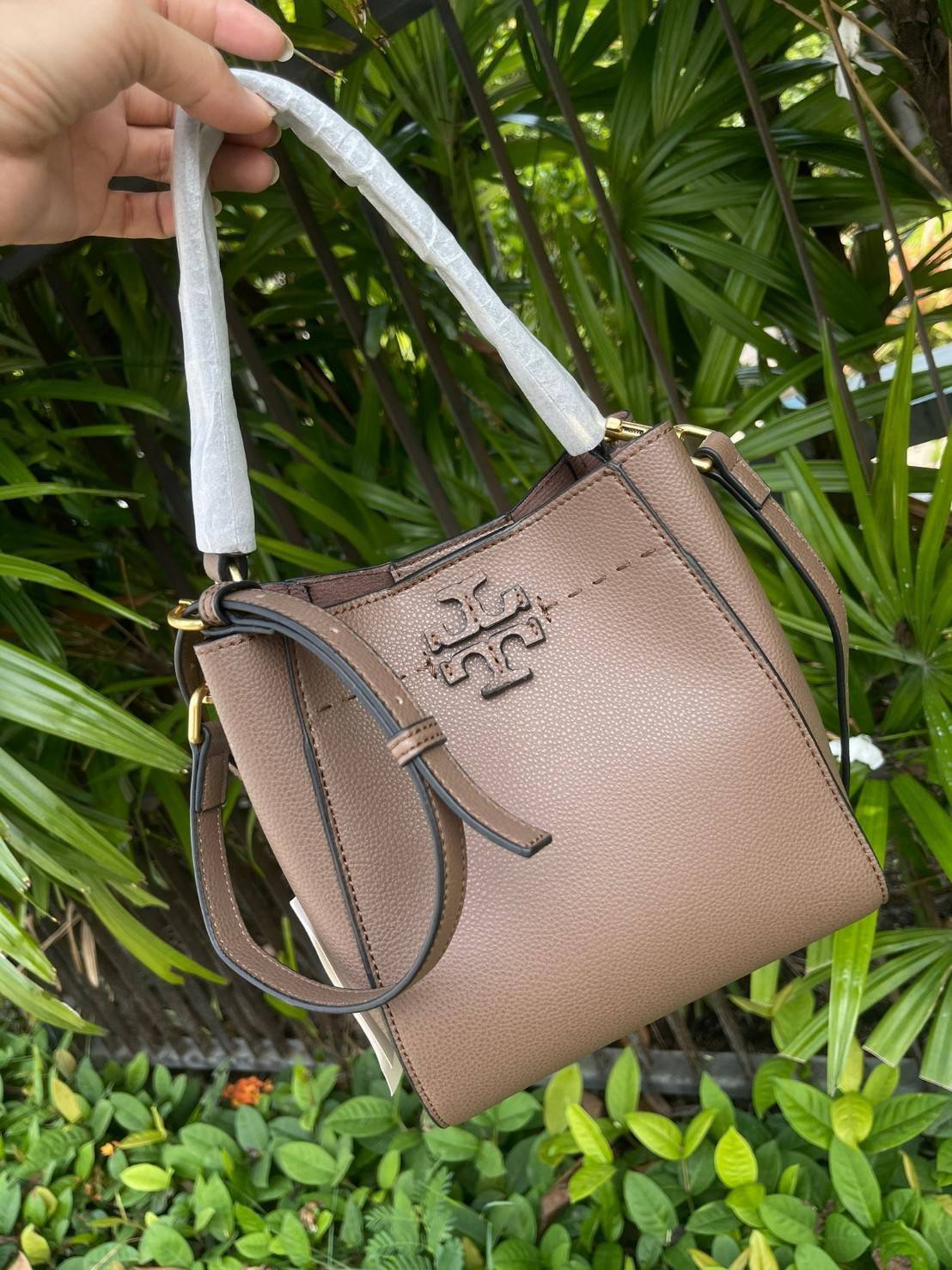 TORY BURCH McGraw Small Bucket Bag ดีไซน์ทรงตะกร้าแสนน่ารัก ดีเทลสะดุดตา รูปทรงจดจำง่าย สาว ๆ คนไหนที่เบื่อกระเป๋าถือทรงเดิม ๆ ลองมาดู Collection นี้กันดีกว่าค่ะ