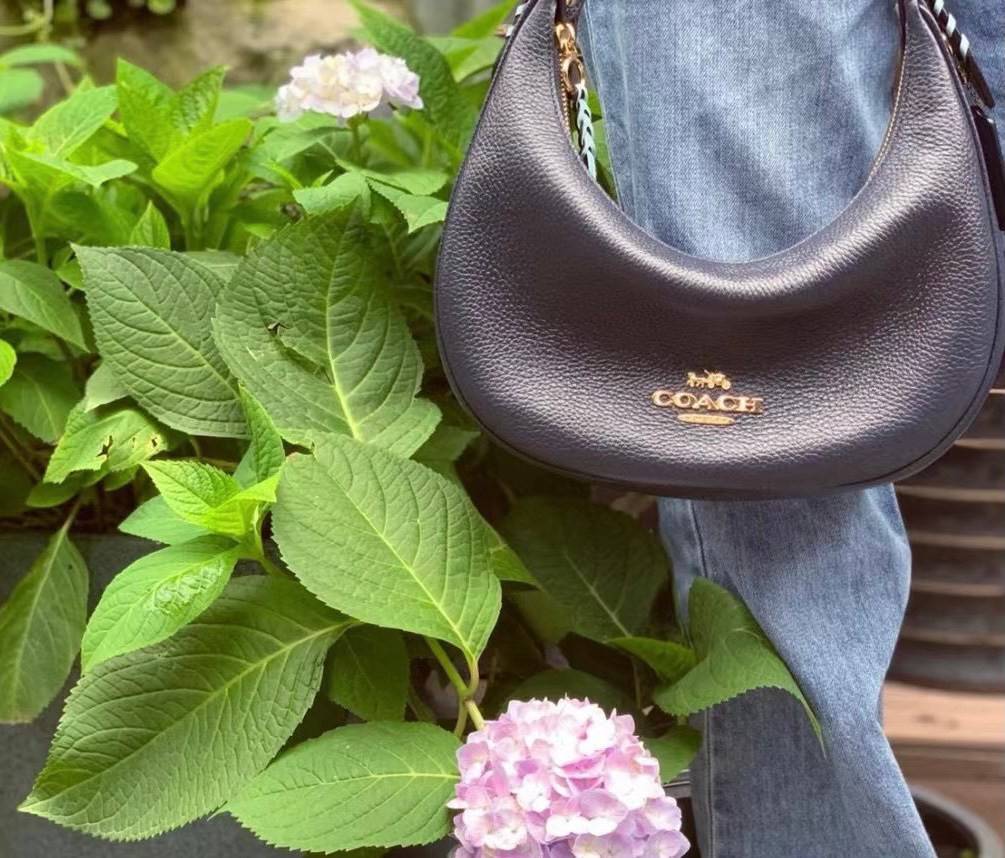 COACH BAILEY HOBO WITH WHIPSTITCH ((C4108//C1322)) พร้อมส่งที่ไทย!! สวยจริงไม่จกตาแน่นอนค่าา กระเป๋าทรงโค้ง ใช้แบบหิ้วหรือคล้องไหล่ก็ดูดี ใช้วัสดุหนังแท้ชั้นดี หนังสวยมากๆค่ะ ด้านหน้าใช้อะไหล่แบรนด์ตัวใหญ่ หรู ดูสะดุดตามีเดียว