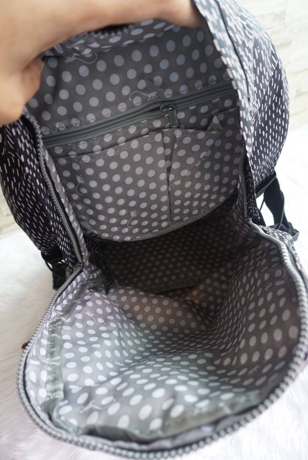KIPLING BACKPACK K502 กระเป๋าเป้สะพายใบใหญ่ จุของได้เยอะมากๆ วัสดุ nylon + polyestor% กันน้ำ ด้านหน้ามี ช่องใส่ของจุกจิก ช่องซ้ายขวา ช่องหลักเปิดปิดด้วยซิป ภายในแบ่งเป็นสัดส่วย มีช่องแยกใส่ Laptop ใบขี้ขะได้เยอะ จะใช้ไปเรียน ไปนิมหรือท่องเที่ยวก็ตอยโจทย์ค