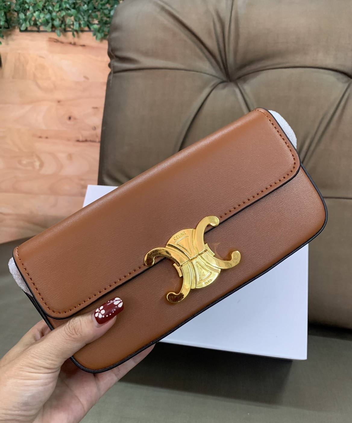 CELINE TRIOMPHE SHOULDER BAG VIP GIFT WITH PURCHASE-GWP พรีเมี่ยมกิ๊ฟ Limited Edition จาก CELINE PERFUME DUTY FREE COUNTER วัสดุหนังแกะสังเคราะห์เรียบ ดีไซน์ยอดนิยมสไตล์สาว LISA ทรงเหลี่ยมสวยหรูอยู่ทรง