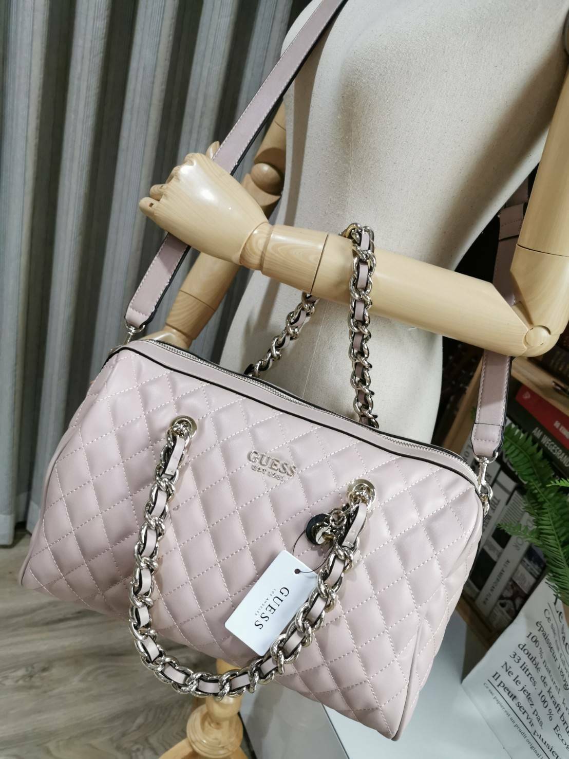 GUESS WOMEN’S BOWLING BAG กระเป๋าสะพายทรง Bowling รุ่นใหม่ล่าสุดจาก GUESS FACTORY หนังนิ่มลายตารางสวยอยู่ทรงใบใหญ่กำลังดี ด้านหน้าประดับโลโก้หูหิ้วโซ่ร้อยหนังสะพายไหล่ได้เเข็งแรงรับน้ำหนักได้เยอะ เปิดปิดด้วยซิปสะดวกใช้ มีหมุดรองฐานกันรอย ภายในมีช่องซิปและ