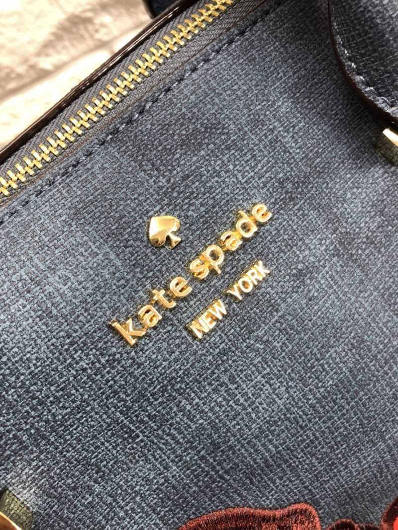 New arrival. Kate spade new york women’s bag 2018 พร้อมส่งรุ่นใหม่ล่าสุด กระเป๋าถือหรือสะพายข้างทรงหมอน มีมาให้เลือกถึง 4 ลาย ด้านหน้าติดโลหะโลโก้แบรนด์ตัวใหญ่ อะไหล่ทอง เปิดปิดกระเป๋าแบบซิป ภายในโล่ง กว้าง ใส่ของจุ มีช่องซิปหนึ่งช่อง ช่องเล็กสองช่อง ด้าน