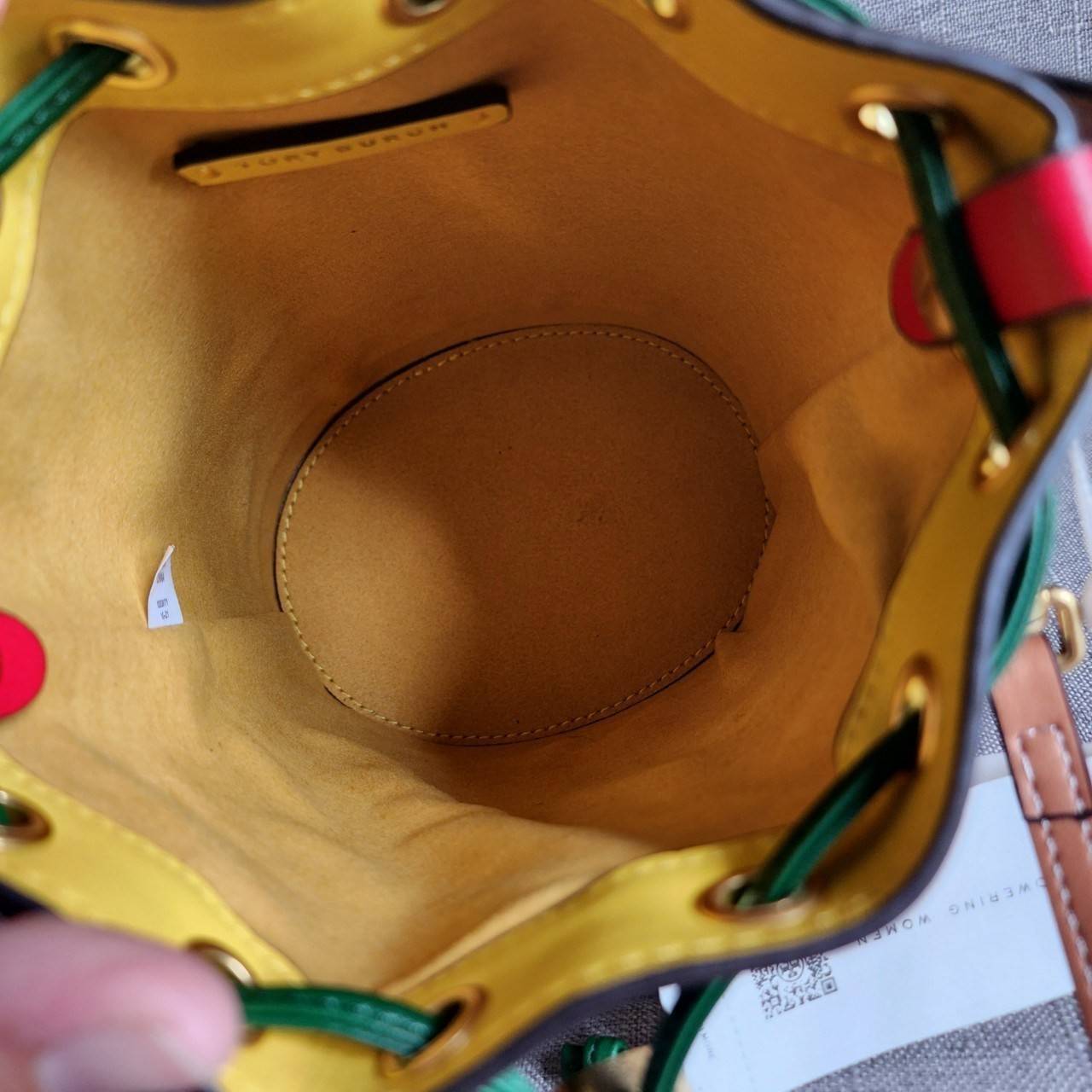 TORY BURCH T MONOGRAM COLORBlOCK JACQUARD MINI BUCKET BAG คอลเลคชั่นใหม่ล่าสุด ครอบครองก่อนใคร รุ่นบัคเก็ตทรงจีบ วัสดุ jacquard สลับหนังแท้ ตัดขอบข้างสีแดงทำให้ดูโดดเด่น หูจับหนังแท้ เปิด ปิด แบบหูรูด ภายในช่องโล่งกว้าง มาพร้อมสายสะพายข้างหนังแท้ ปรับระดั