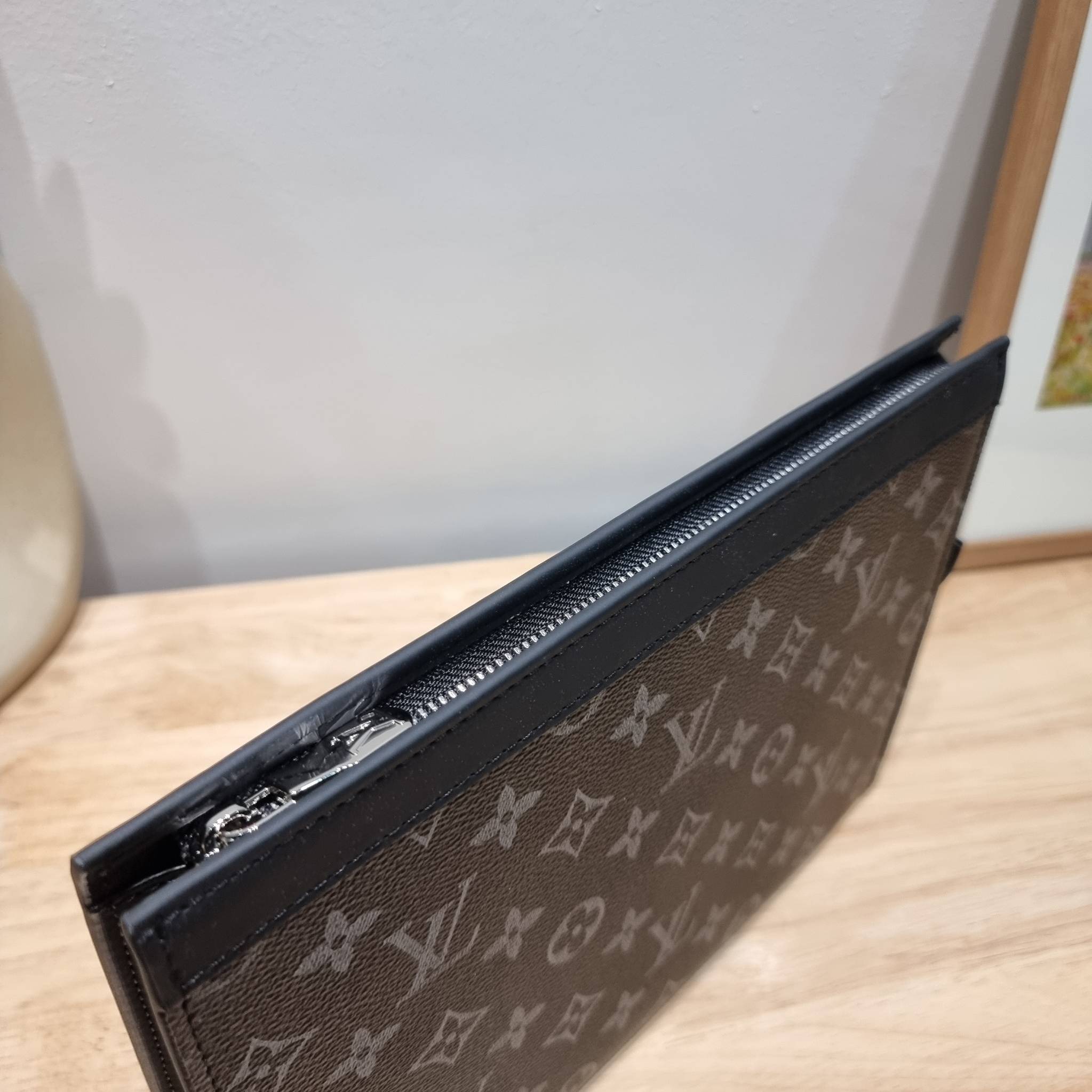 LV POCHETTE VOYAGE SET BAG / LV gift box สุดยอดไอเท็มใน box set ที่เหมาะแก่การเก็บสะสม หรือจะส่งให้เป็นของขวัญในช่วงปีใหม่ก็ดีงามที่สุด จัดให้ทั้งกระเป๋าคลัทช์สีคลาสสิค กระเป๋าเก็บกุญแจ ที่จัดสรรให้พกพาได้ง่ายไม่เกะกะ และเข็มขัดเข้าเซ็ทคุมโทนได้ดีเยี่ยม แ