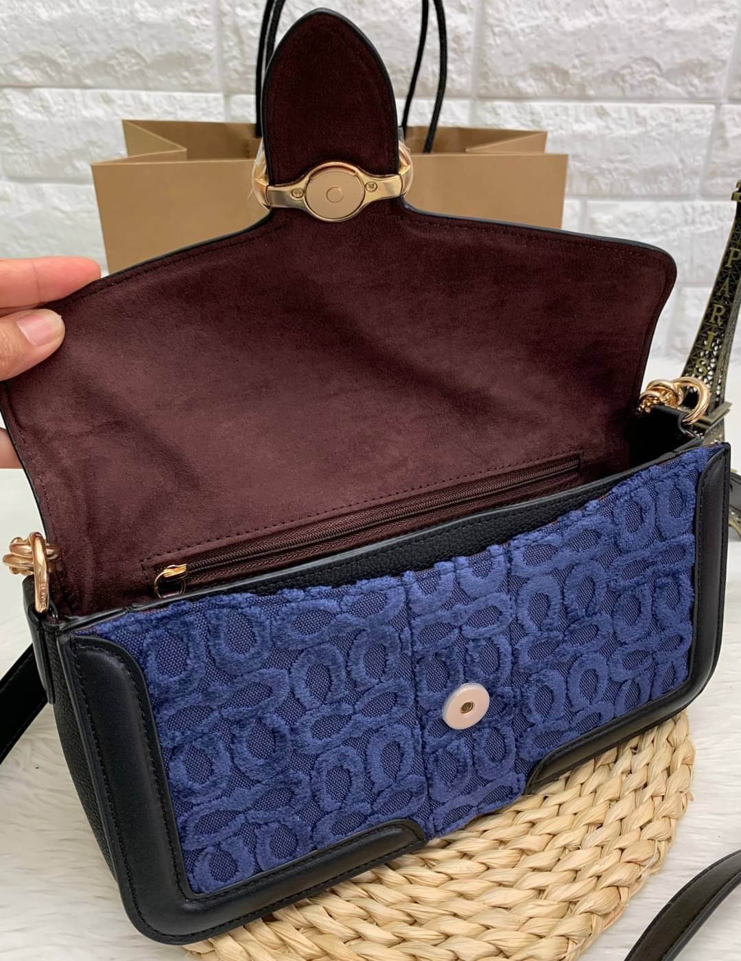 COACH GEORGIE SHOULDER BAG IN SIGNATURE VELVET 2021 ((5566)) พร้อมส่ง สวยงามมากๆค่ะ! กระเป๋าหิ้ว//คล้องไหล่//สะพายข้างได้ หนังแท้+กำมะหยี่ ด้านหน้าได้อย่างลงตัวสวยงาม มีอะไหล่โลโก้แบรนด์หรูหรา