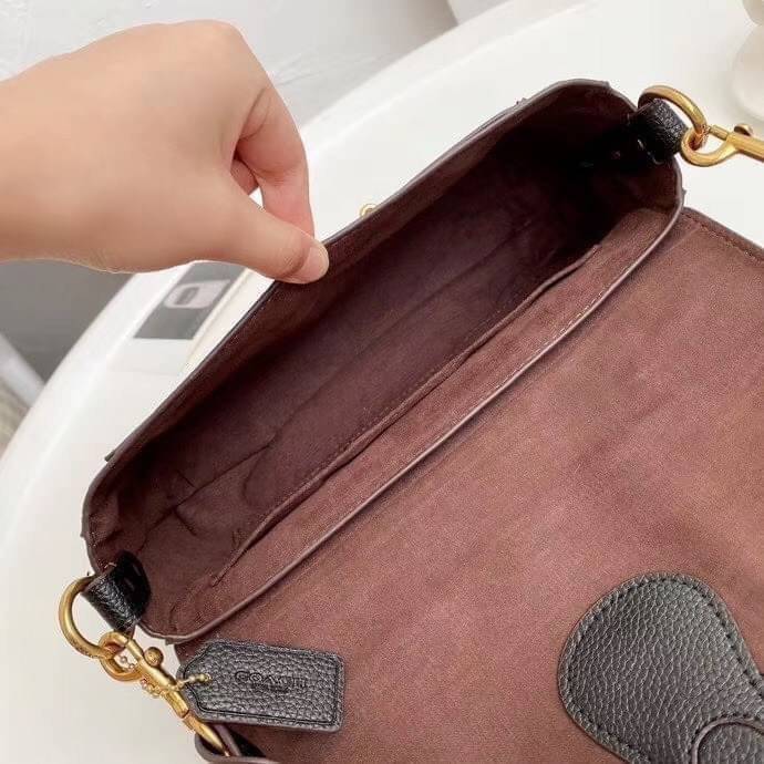 COACH SMALL JADE SHOULDER BAG [F91105,90782] กระเป๋าสะพายไหล่ ดีไซน์วินเทจย้อนยุค สวยคมชัด คลาสสิคใช้ได้ทุกลุค วัสดุหนัง pepble ทนทาน เปิด-ปิดด้วยฝาคาดโลโก้ พร้อมแถบแม่เหล็กในตัว รับรองแน่นหนา ด้านหลังมีช่องซิปให้ ภายในเป็นช่องโล่ง ขนาดกำลังดี ใช้งานง่าย 