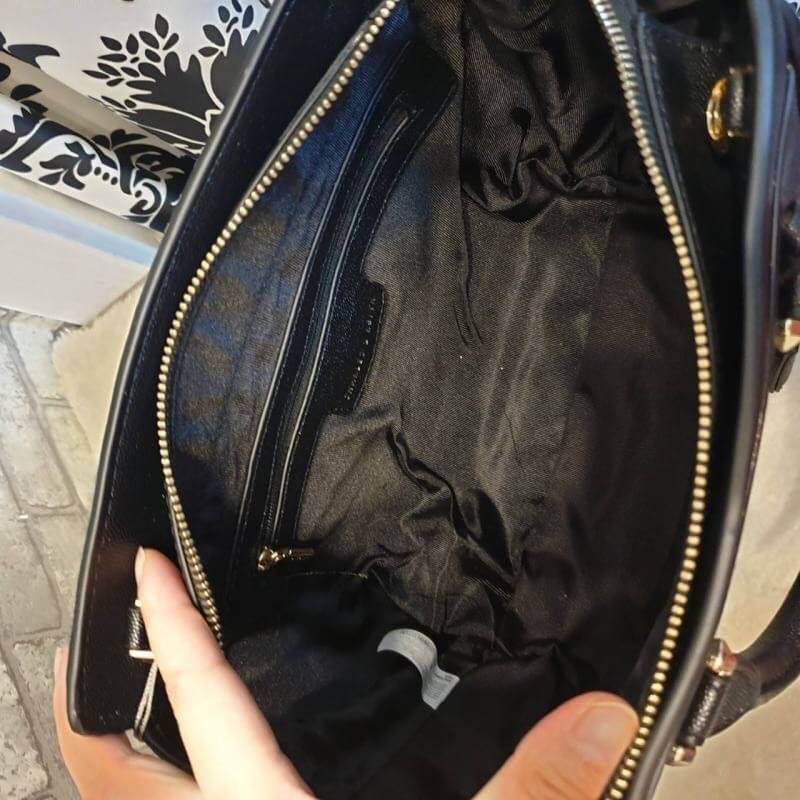 CHARLES & KEITH STRUCTURED TRAPEZE BAG กระเป๋าสะพาย/ถือใบสวย หน้าคาเวียอะไหล่ทอง วางอยู่ทรง มาพร้อมพวงกุญแจหนังห้อย วัสดุด้านหน้า-หลังเป็นลายคาร์เวียร์ ด้านข้างซ้ายขวาหนังเรียบ มีหมุดรองฐาน ด้านหลังมีช่องซิปใส่ของจุกจิก เปิดปิดด้วยซิปบน ด้านในจุของ มีช่อง