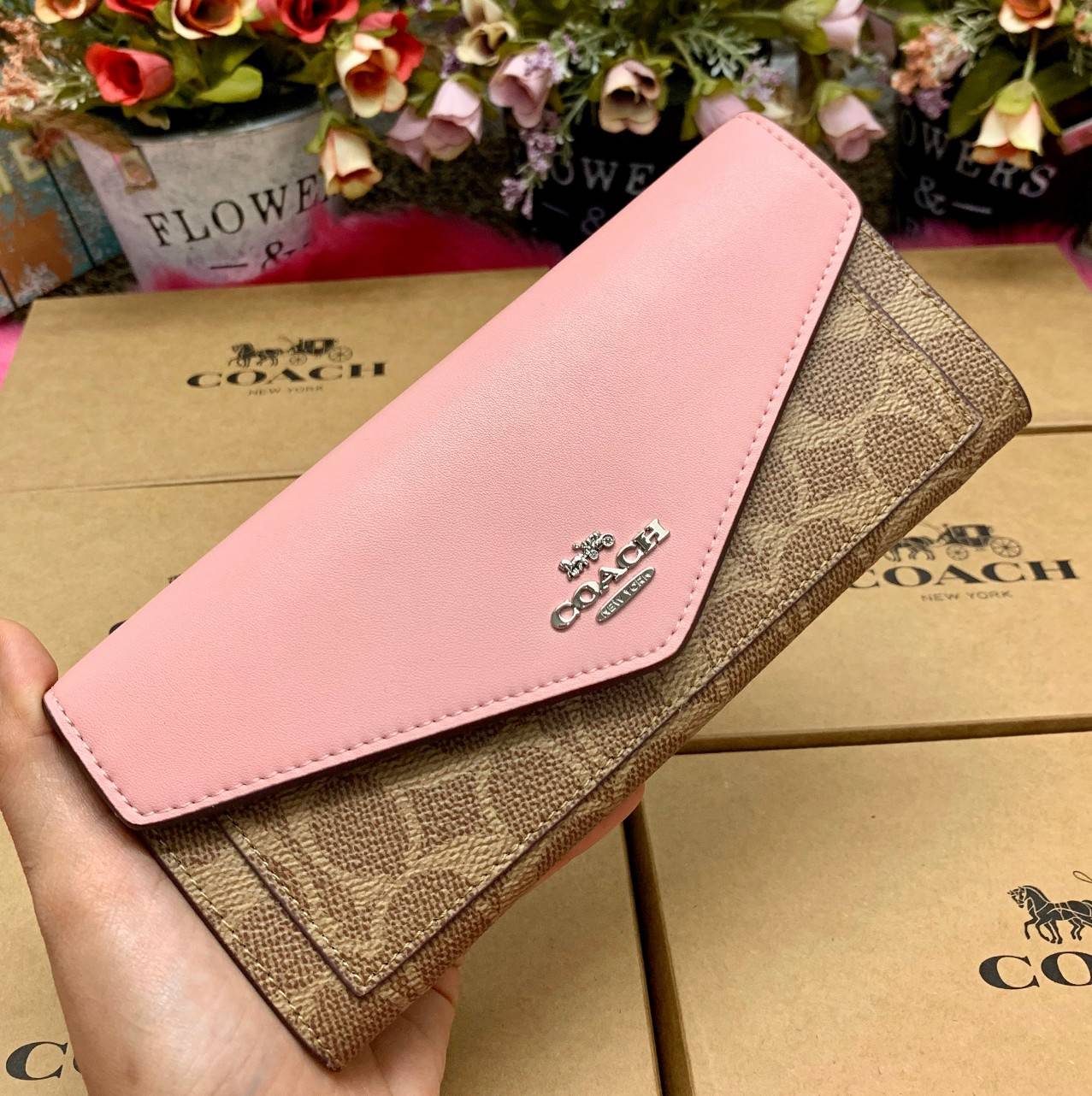COACH SOFT WALLET BAG กระเป๋าสตางค์ใบยาว หนังชั้นแรก ลายcผสมหนังเรียบ แบบซองจดหมาย ฝาปิดเปิดแบบกระดุม มีช่องด้านหน้าหนึ่งช่อง ช่องใส่ธนบัตรตามยาวหนึ่งช่อง และช่องเสียบัตรต่างๆได้8ช่องค่ะ ด้านหลังเป็นช่องซิปยาวสำหรับใส่เหรียญนะคะ ใบขนาดพอดีมือ สีทูโทนน่าใช