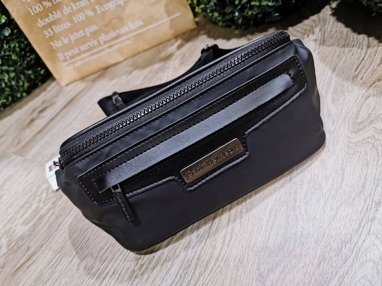 CALVIN KLEIN" JEANS NYLON WAIST BAG กระเป๋าสะพายคาดเอวหรือคาดอกอกรุ่นใหม่ล่าสุดดีไซน์สุดฮิต Limited Edition จาก Calvin Klein Factory วัสดุ Nylon+Polyester 100% คุณภาพดีดูเเลรักษาง่าย กันน้ำ เปิดปิดด้วยซิปสะดวกใช้ หัวซิปแบรนด์ด้านหน้ามีโลโก้และช่องซิป