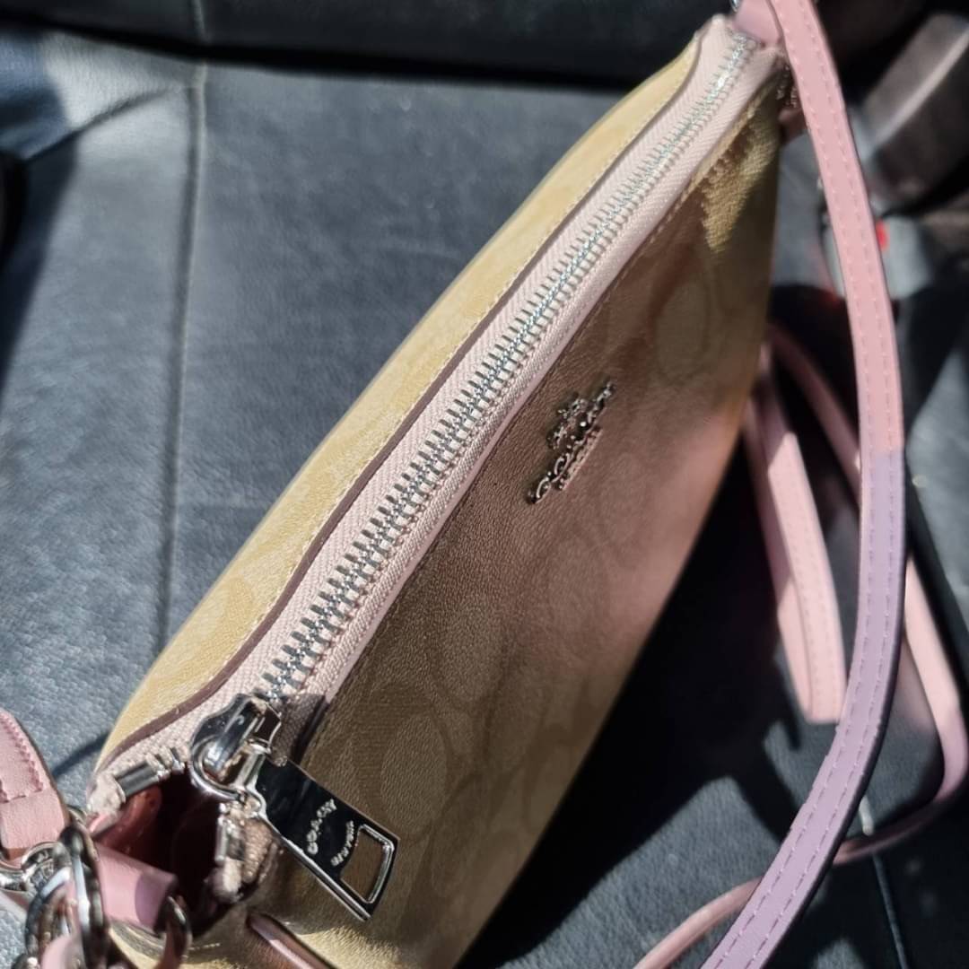 COACH F58321 TOP HANDLE POUCH อีกรุ่นฆ่าไม่ตาย!! 😎 ขายดีขายหมด ขายรวยขายปังๆ!! กระเป๋าพอชจากโค้ช ทรงใช้งานง่าย สะดวก กะทัดรัด วัสดุหนังแคนวาสเคลือบคุณภาพดี มาพร้อมสายคล้องในตัว และสายสะพาย crossbody ปรับเปลี่ยนได้ตามสไตล์ อีกหนึ่งไอเท็มที่สาวๆต้อง