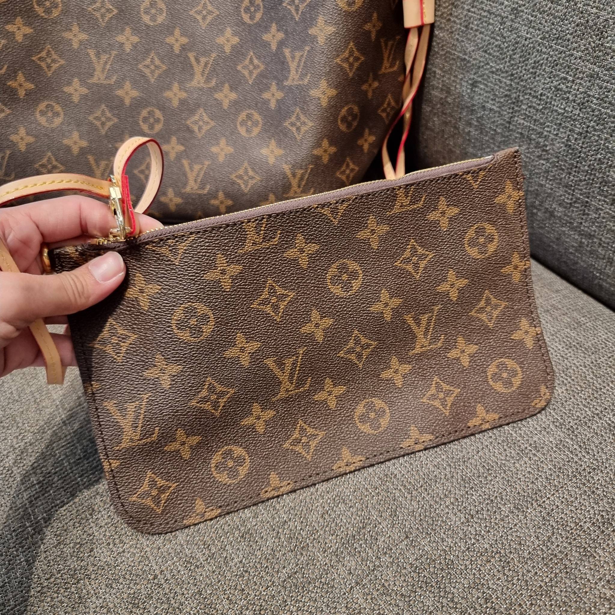 LV 2IN1 TOTE SET กระเป๋าสะพายไหล่ใบใหญ่ทรง tote มาพร้อมใบลูก คลาสสิคที่สุด เป็รอีกรุ่นที่มีคนใช้กันทั่วบ้านทั่วเมือง ฮิตแบบไม่ต้องพูดเยอะ วัสดุหนังแคนวาสปั๊มลายเต็มใบ ปากกระเป๋ามีหูเกี่ยว ด้านข้างมีหนังรูดเก็บทรงได้ ภายในโล่งกว้างมากๆ มีช่องซิปแยกให้ ใบเล