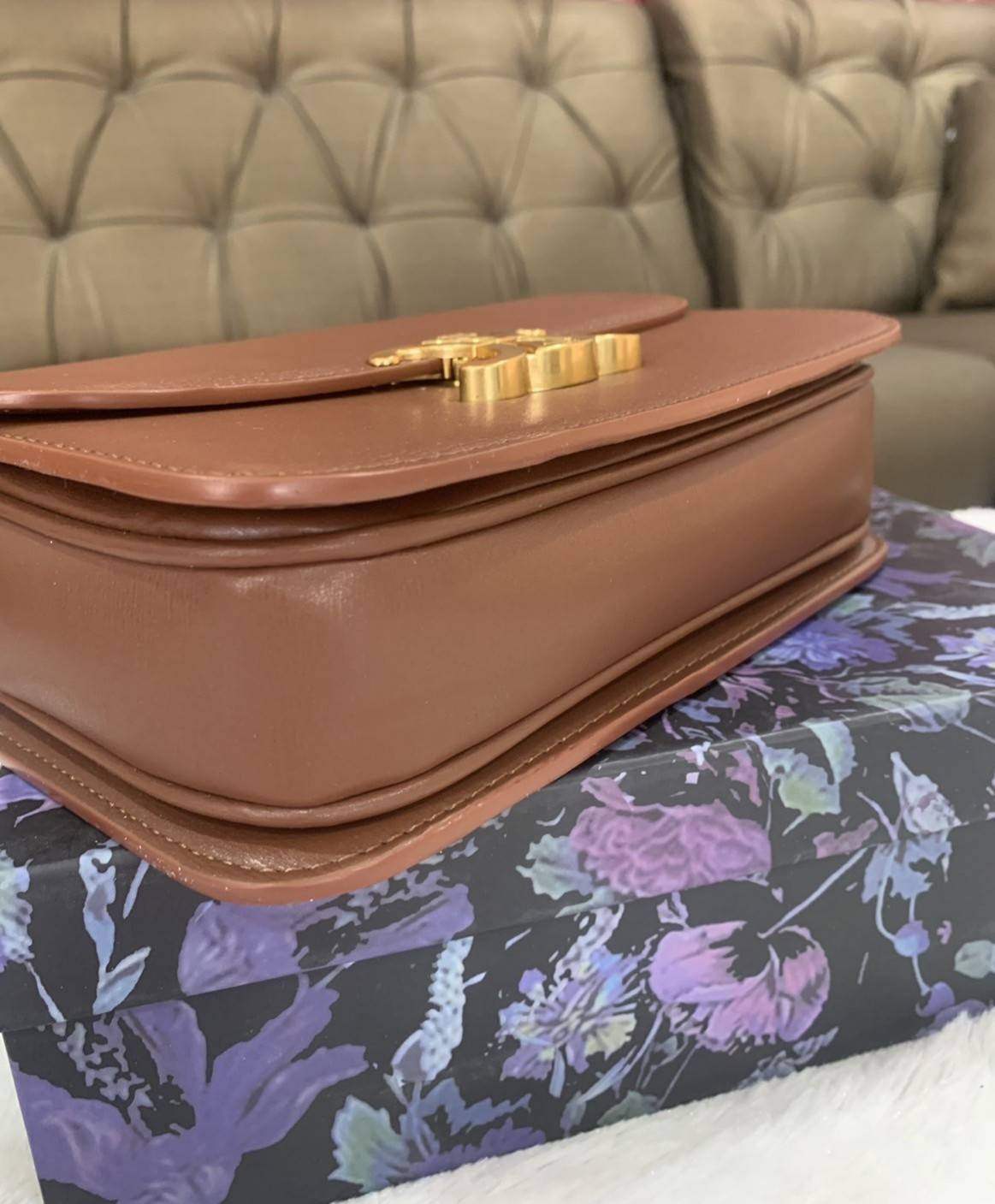 VIP 】CELINE Medium Triomphe Bag In Shiny Calfskin Medium Triomphe Bag In Shiny Calfskin GIFT WITH PURCHASE (GWP) พรีเมี่ยมกิ๊ฟ Limited Edition จาก CELINE PERFUME DUTY FREE COUNTER วัสดุหนังแท้ (Calfskin) ซับในเป็นหนังแกะ (Lambskin) รูปทรงสี่เหลี่ยมผืนผ้า 