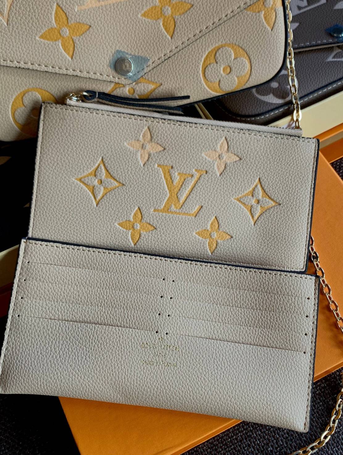 VIP 】Louis Vuitton Pochette Felicie ใบจริงหนังสวยมากๆค่า! ✔️กระเป๋าแบบคลัท มีสายสะพายโซ่มาให้ด้วยค่ะ ✔️หนังแกะสังเคราะห์อย่างดี ลายหนังสวย ปั้มลายแบรนด์ทั้งใบ ✔️รุ่นนี้มาพร้อมกระเป๋าเล็ก สำหรับใส่บัตรได้1ใบ//ใส่ธนบัตรแบบมีซิปรูดอีก1ใบ