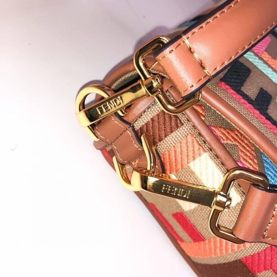 หนังแท้ Fendi Baguette Multicolour bag in canvas with FF monogram medium กระเป๋าสะพายอันเป็นเอกลักษณ์ งานหนังแท้พร้อมทอลายนูน FF ที่มีการปักแบบทูโทน ตัดแต่งด้วยหนังและประดับด้วยตัวล็อค FF มาพร้อมสาย 2 แบบ สำหรับคล้องแขน และสายครอสบอดี้สีทูโทน ภายในเป็นช่อ