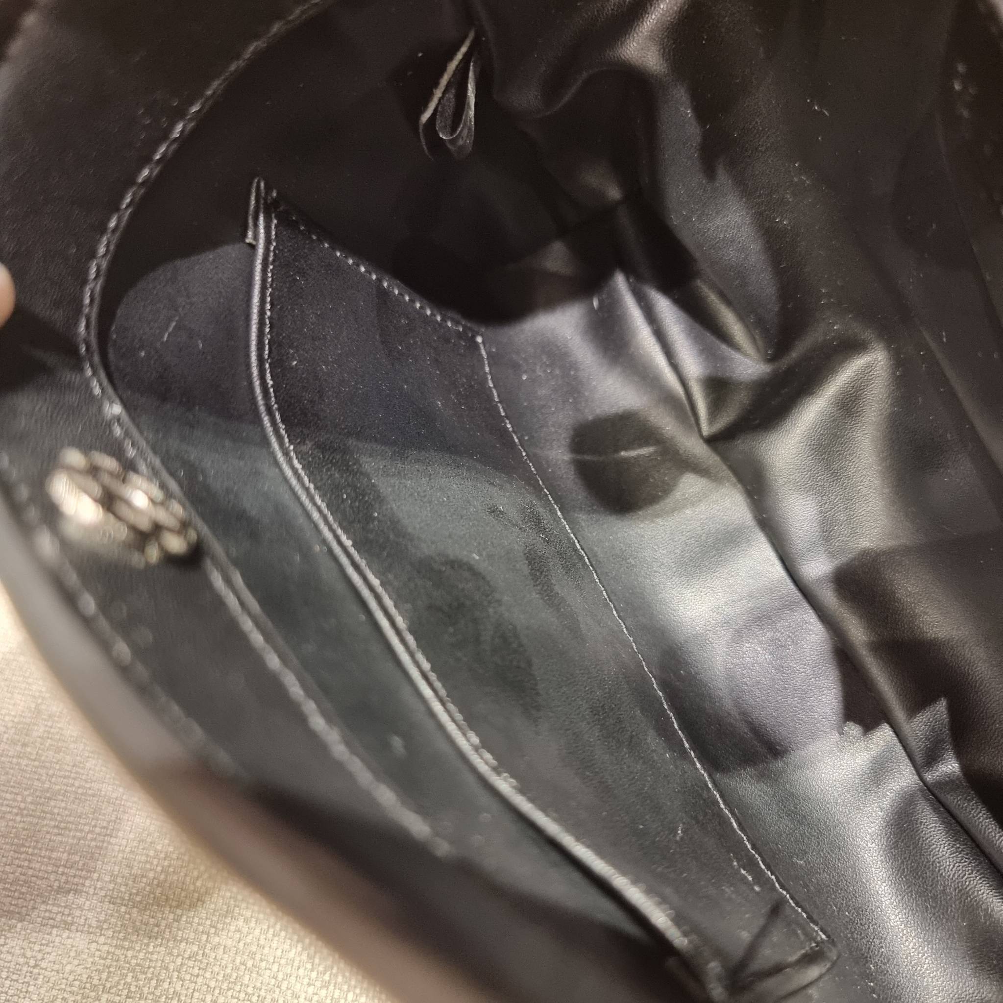 Balenciaga XX small leather shoulder bag กระเป๋าสะพายดีไซน์สวยเลิศ!! ไม่ซ้ำ เอกลักษณ์ที่โดดเด่นด้วยรูปทรง และขนาดที่กำลังเหมาะใช้งาน พร้อมดีไปหมด!! วัสดุสังเคราห์เรียบหรู ปากกระเป๋ามีแถบแม่เหล็กคาดกันของหล่นได้ ภายในกระเป๋าเป็นช่องโล่ง มีช่องซิป และช่องย่