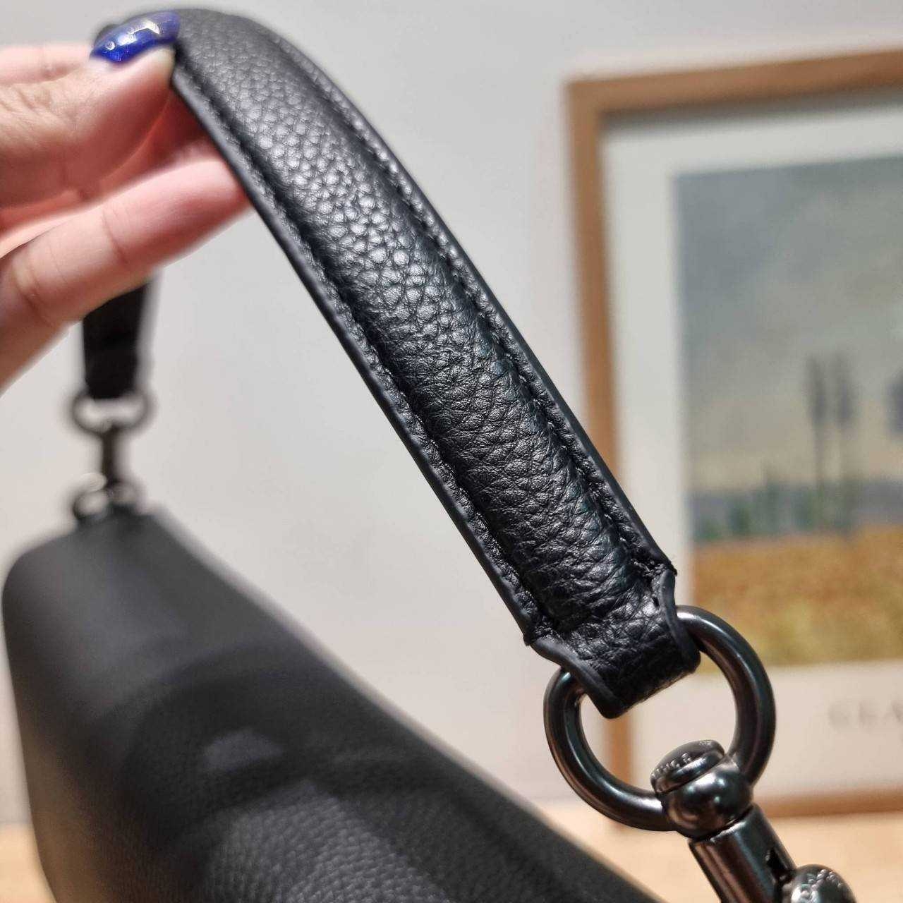 COACH Soft Tabby Messenger In Signature Canvas C8430 CH769 ไอเท็มที่หนุ่มๆต้องไม่พลาด กระเป๋าทรงแมสเซนเจอร์ใบใหญ่กำลังพอดี พร้อมด้วยสายสะพาย 2 เส้น