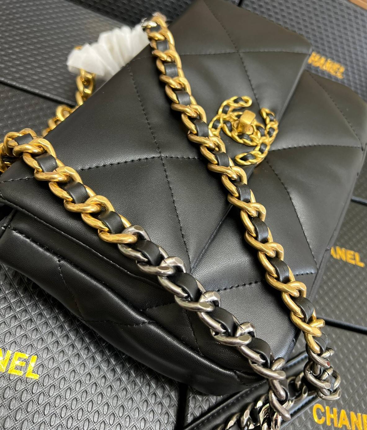 CHANEL 19 FLAP BAG / CHANEL LEATHER SHOULD BAG จำนวนจำกัด_หนึ่งในรุ่นที่สาวๆต้องมีค่า