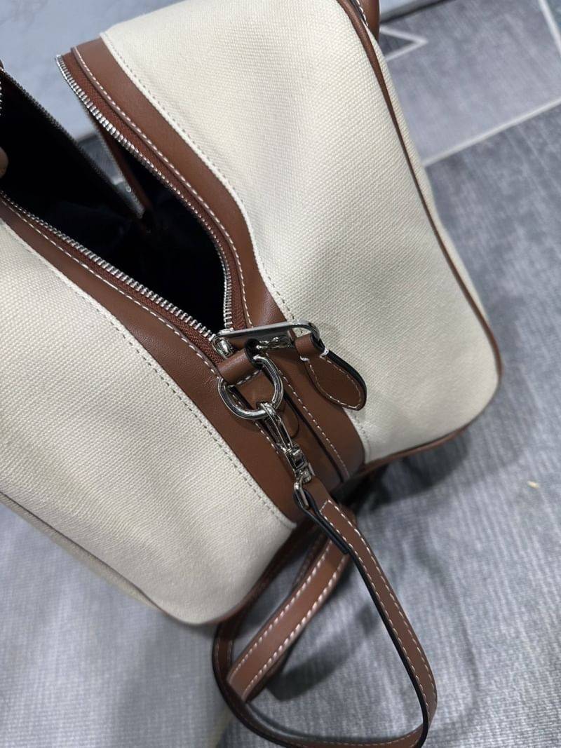 Burberry cube bag in cotton canvas with logo / BURBERRY HORSEFERRY-PRINT CANVAS HALF-CUBE BAG กระเป๋าถือ ทรงโท้ทผ้าแคนวาสพิมพ์ลายแบรนด์มาพร้อมสายยาวสายหนังแบบถอดใช้งานได้ คอลเล็คชั่นกระเป๋าตระกูลหนังผสมผ้าแคนวาสจากแบรนด์