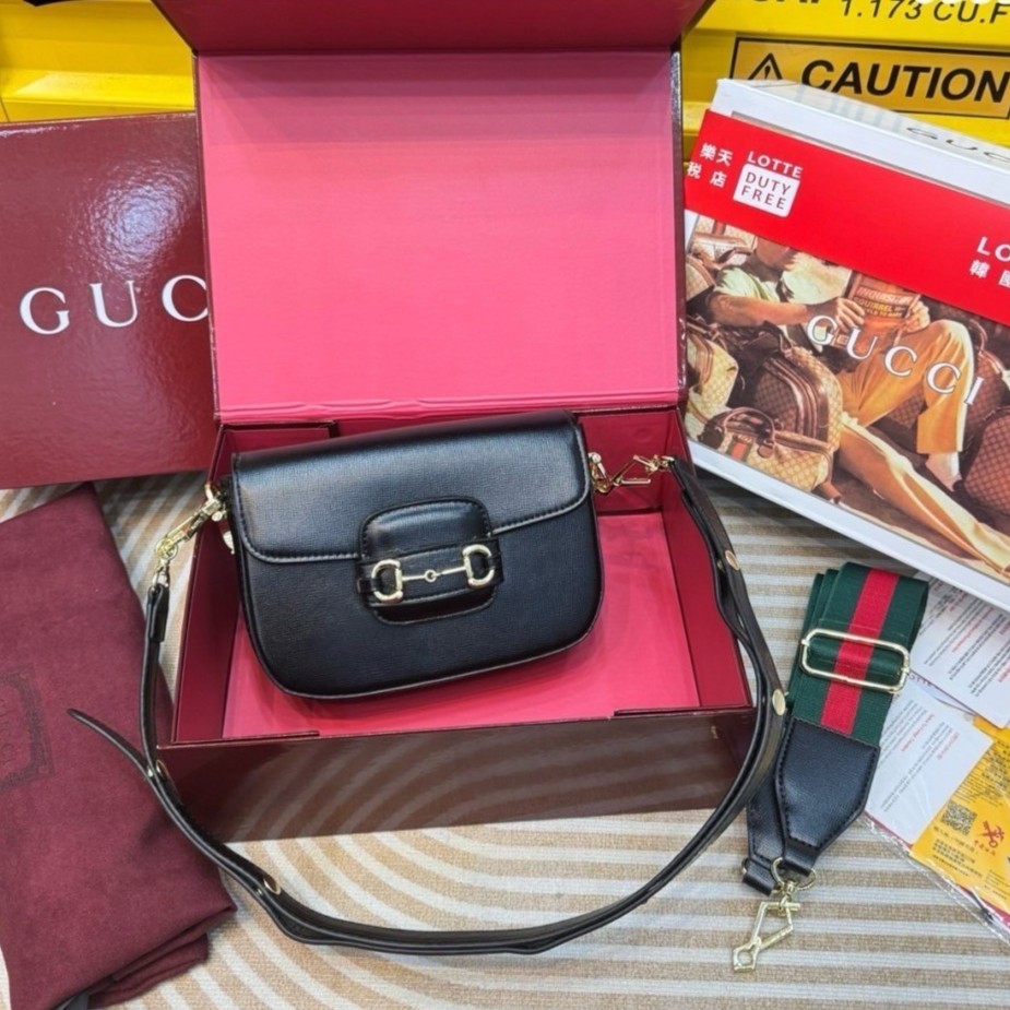 GUCCI Horsebit 1955 small shoulder bag เป็นรุ่นที่มาเพิ่มกี่รอบก็ไม่เคยพอ!! เด็ดสุด!! ฮ็อตสุด!! ให้สิบว้าวไปเลยกับใบนี้ 🤩🤩 กระเป๋าสะพายไหล่/สะพายข้างทรงคลาสสิค สวยผู้ดี ดารา เซเลปใช้กันเพียบ สวยอยู่ทรง
