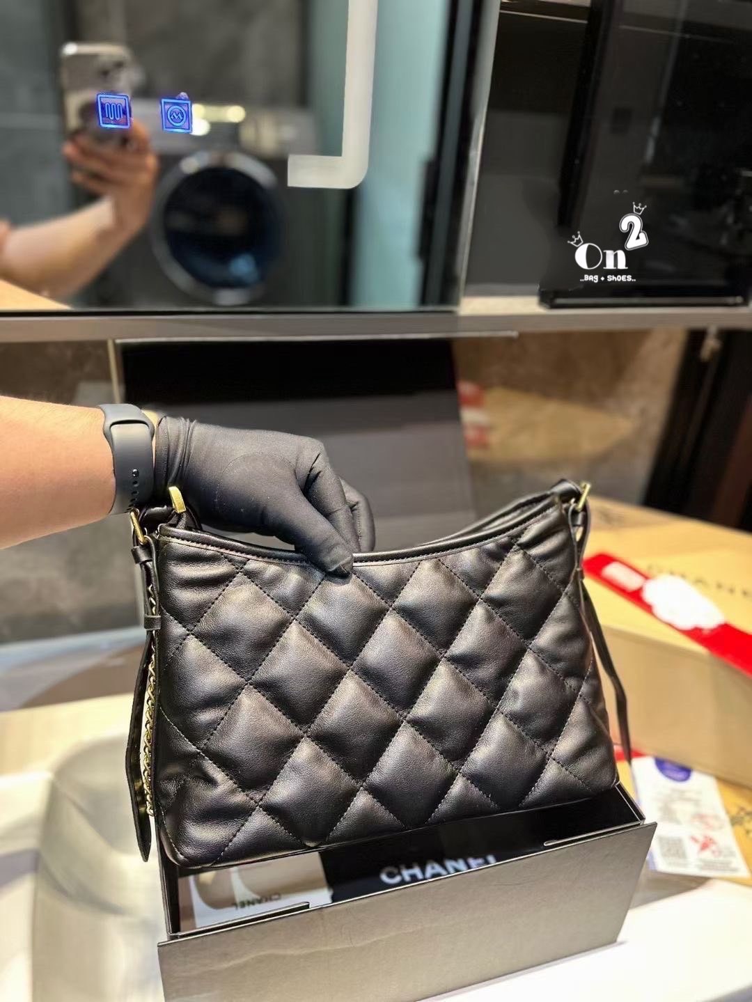 CHANEL HOBO BAG Shoulder Bag กระเป๋าสะพายทรงโฮโบ หนังลายตาราง โลโก้CC Iconic ด้านบนแบบเปิดปิดด้วยซิป สายโซ่ทองสวยหรูใช้งานสะดวกกำลังน่ารักเลยค่ะ