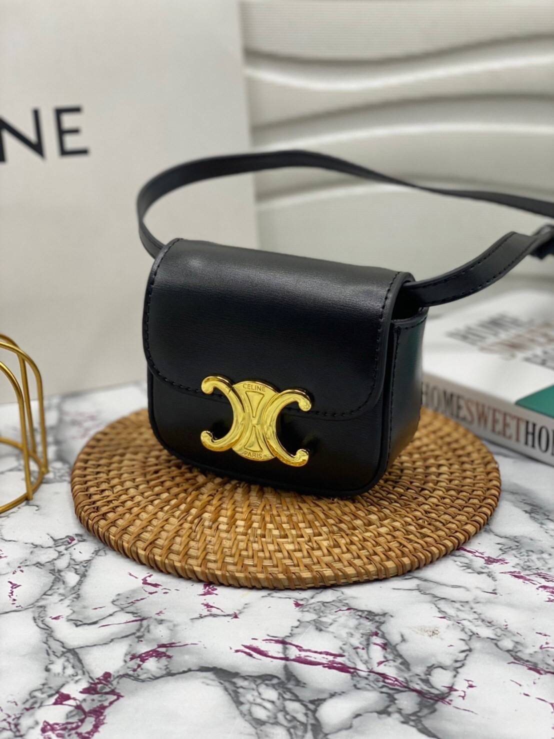 หนังแท้ CELINE MINI TRIOMPHE IN TRIOMPHE CANVAS AND CALFSKIN ใบเล็กน่ารัก งานหนังแท้ทั้งใบ กระเป๋ามินิทรงชิค ดีไซน์รูปกล่องสุดแสนมินิมอล สามารถสะพายแบบ Crossbody และยังเป็น Belt Bagได้อีกด้วย แบบไม่มีตกยุค ด้านหน้าโดดเด่นด้วยโลโก้สีทอง เป็นอีกหนึ่งตัวเลือ