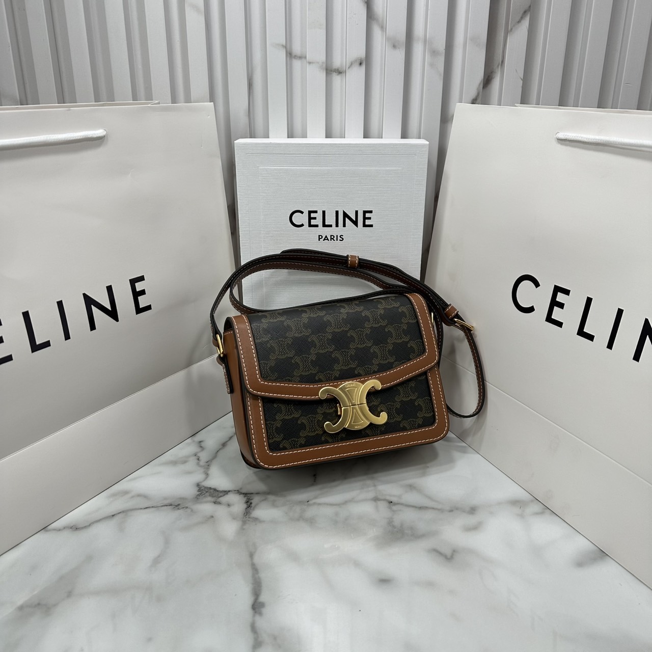 ORI หนังแท้ | 7" CELINE TRIOMPHE TEEN BAG in glossy leather กระเป๋าสะพายรุ่นยอดนิยม ถ่ายทอดให้เห็นถึงแก่นแท้ของสไตล์แบบ CELINE งานหนังเรียบเงาสวยหรูหรา