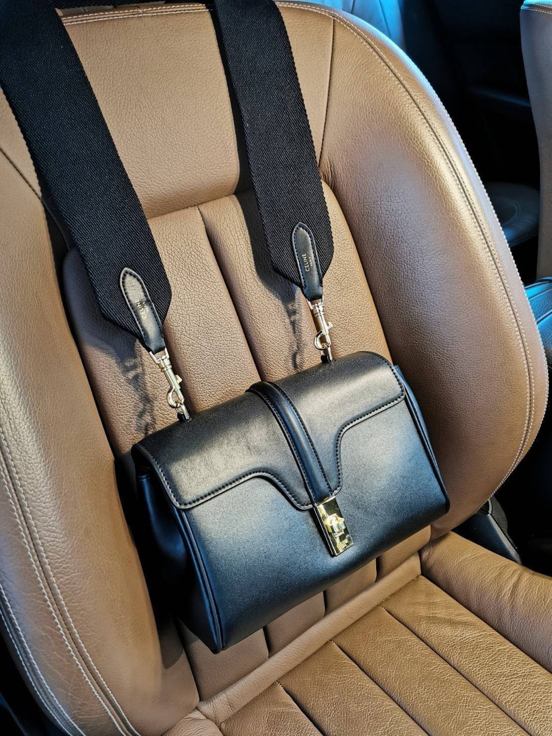 พร้อมส่งความสวย✴️นาทีนี้ต้อง CELINE TRIOMPHE CROSSBODY BAG SMOOTH CALFSKIN VIP GIFT WITH PURCHASE-GWP พรีเมี่ยมกิ๊ฟ Limited Edition จาก CELINE PERFUME DUTY FREE COUNTER วัสดุ หนังแท้ CALFSKIN ดีไซน์สวยหรูสุดคลาสสิคหนังเรียบสวยอยู่ทรงเปิดปิดด้วยฝาปิ