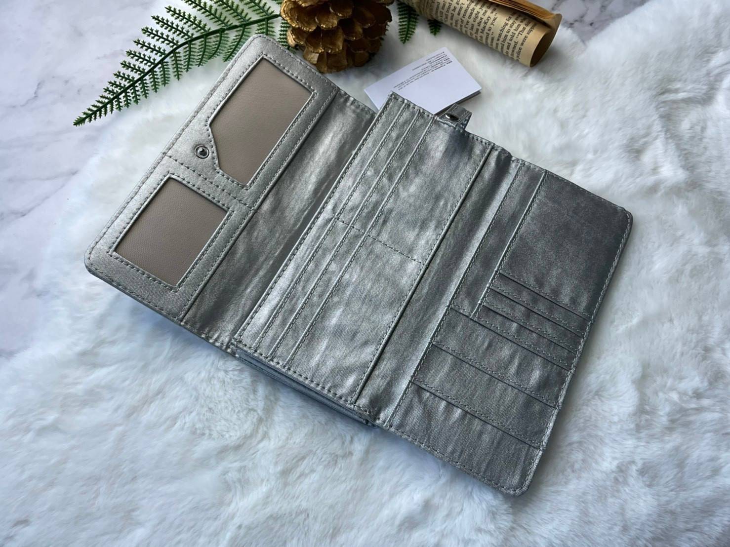 กระเป๋าสตางค์ยาว 3 พับตอน Kipling Brownie long tri-fold wallets กระเป๋าสตางค์ยาวแบบ3พับตอน วัสดุกันน้ำ เปิดปิดด้วยกระดุมแป๊ก มีช่องใส่ธนบัตรหลายช่อง ช่องเสียบการด์ได้ถึง13ช่องลายจุด และใส่รูปภาพได้อีก2ช่อง ช่องซิปใส่เหรียญ ช่องธนบัตร 3 ช่อง ที่จับหัวซิปปั