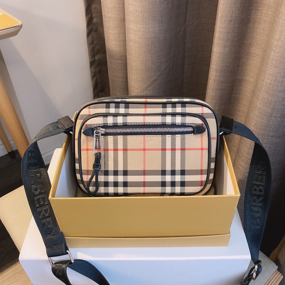พรีเมี่ยมกิ๊ฟแท้ 100% 】สำหรับคุณผู้ชาย มีมาให้ช็อปแล้วค่ะ!!! 🇬🇧 NEW ARRIVAL! BURBERRY CROSSBODY BAG VIP GIFT WITH PURCHASE (GWP) พรีเมี่ยมกิ๊ฟ Limited Edition