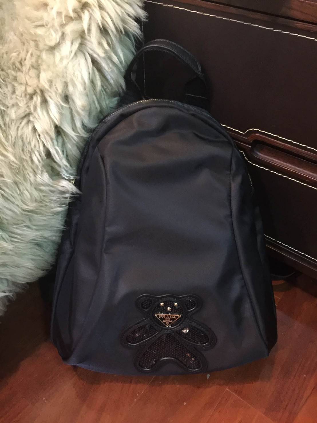 Don't Miss! PRADA NYLON BACKPACK กระเป๋าสะพายเป้ พรีเมี่ยมกิ้ฟจากเคาน์เตอร์ต่างประเทศรุ่น Limited edition ที่ฮ๊อตสุดๆ วัสดุเป็น Nylon เนื้อหนาคุณภาพดีตามแบบฉบับของแบรนด์ ขนาดกำลังดี น้ำหนักเบา ด้านหน้าเป็นลายหมีปั๊กกลิ้ตเตอร์โลโก้แบรนด์อะไหล่ทองหรู ภ