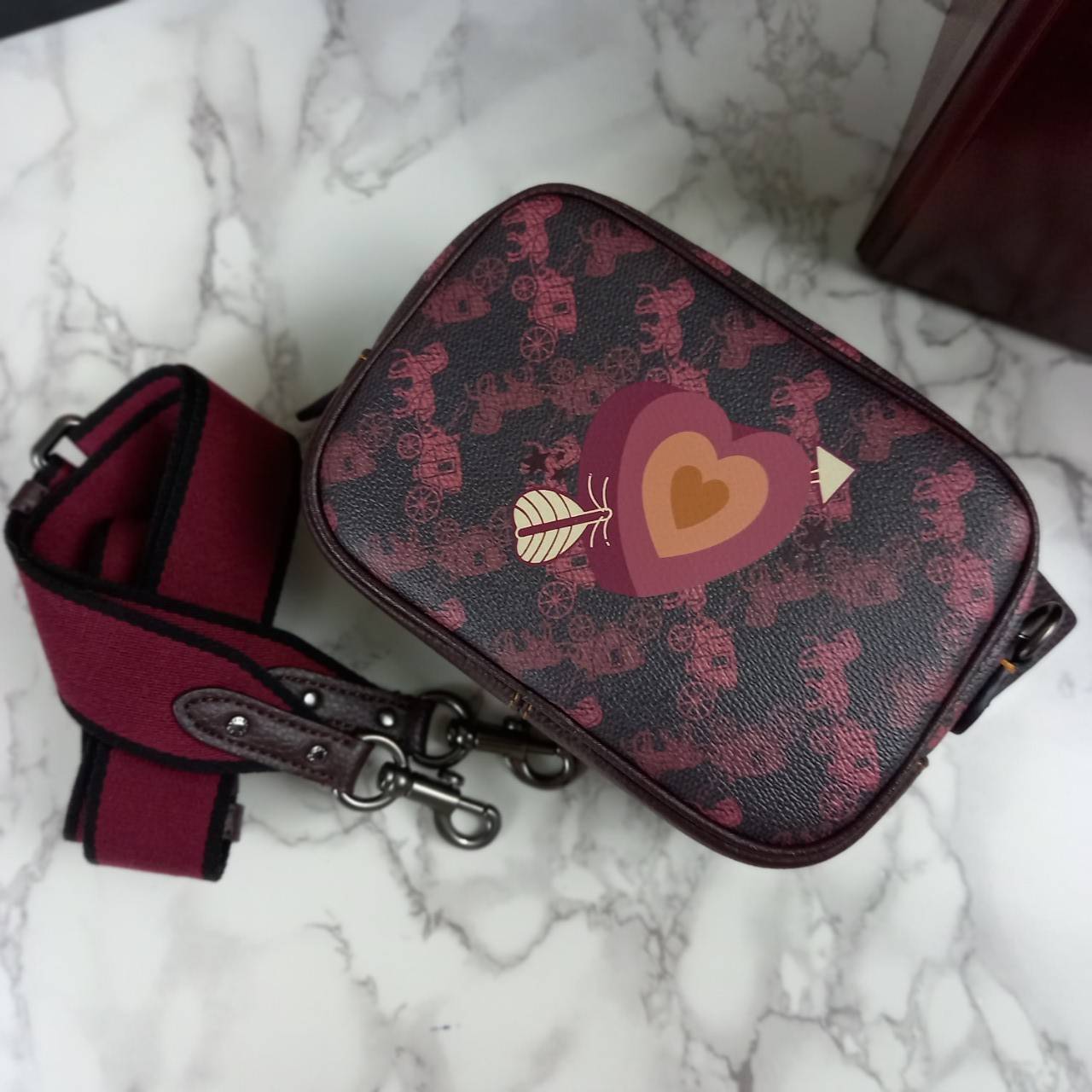 COACH Camera Bag 26, rainbow-red pattern COACH Camera Bag 16 With Horse And Carriage Print and Heart OXBLOOD (F79369 F88264) 🍁น่าใช้มากมาย รุ่นนี้มาพร้อมสายสปอร์ตใหญ่ ถอดเก็บได้ ปรับระดับได้ หนาแน่น ทนทาน จุของได้เยอะพอสมควร //วัสดุแคนวาส